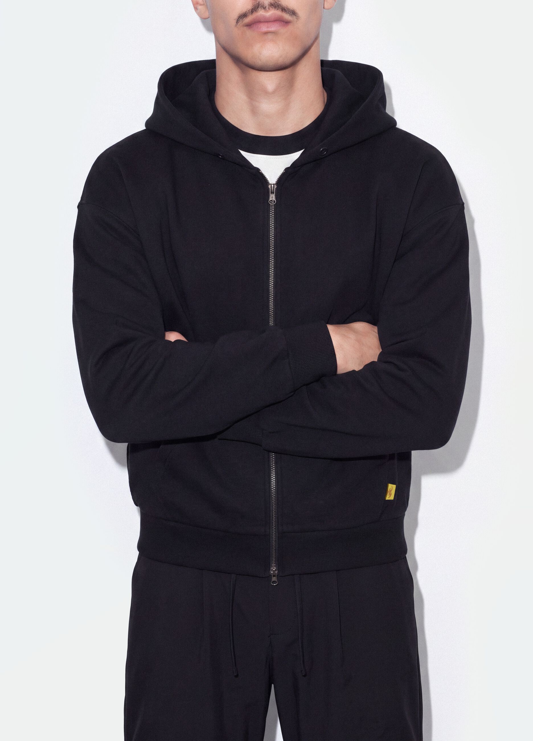 سويت شيرت قصير أسود من قطن خالص مع قبعة وقصّة واسعة