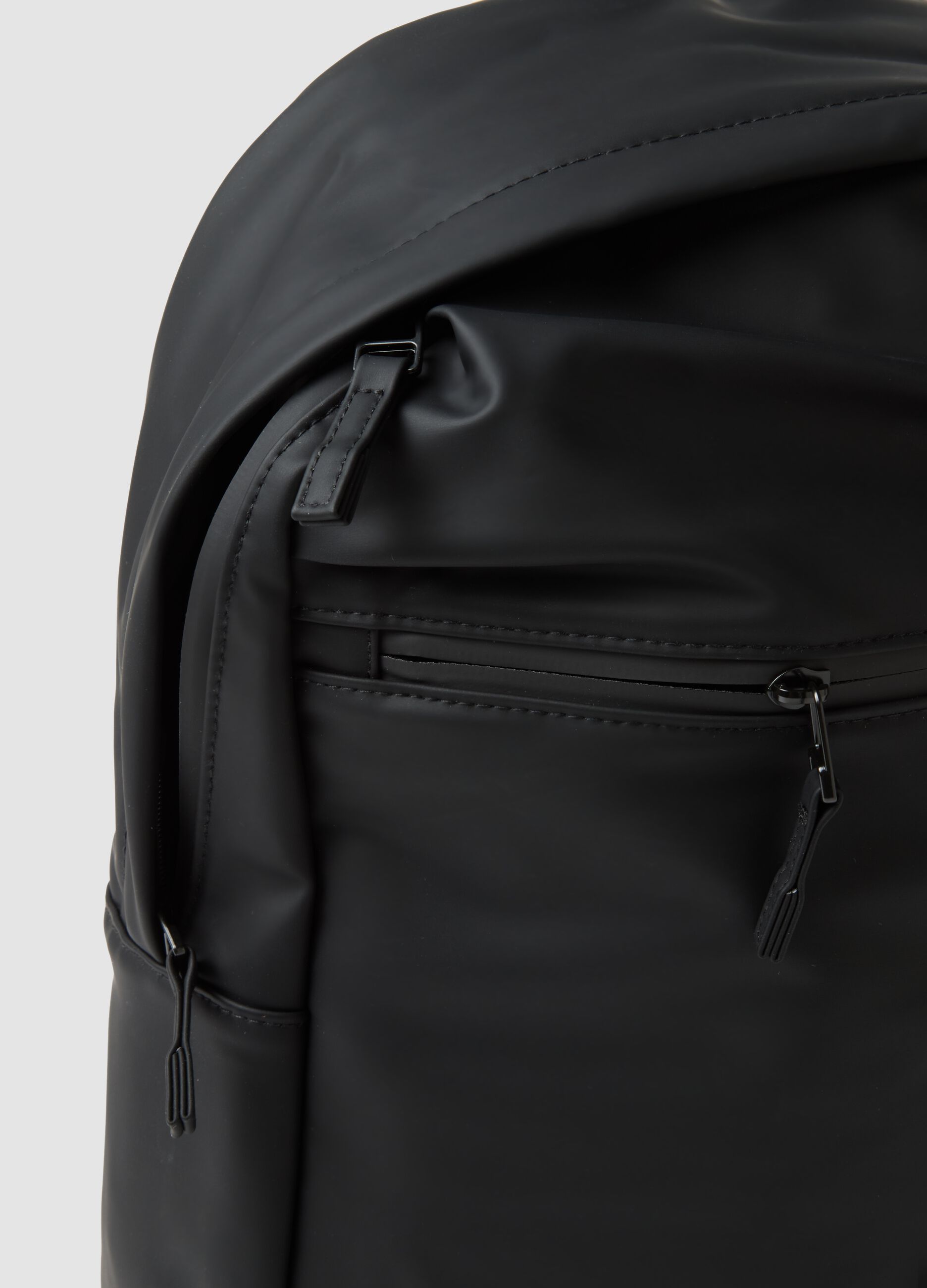 Zaino nero idrorepellente con tasca frontale