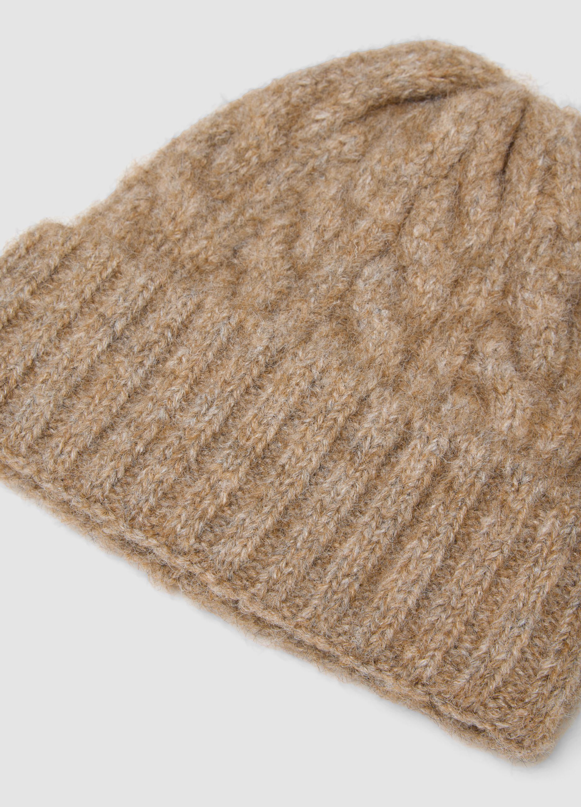 Berretto beige in misto lana elasticizzata a maglia