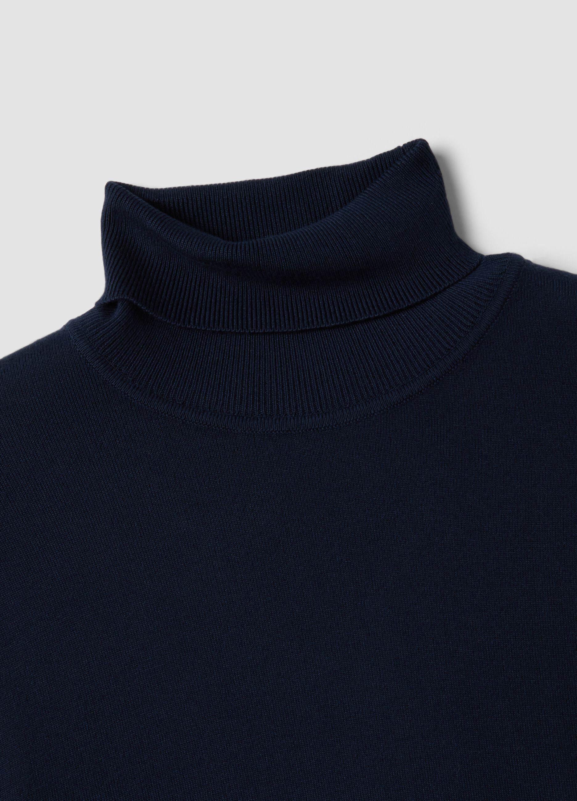 Maglia blu in misto viscosa a dolcevita