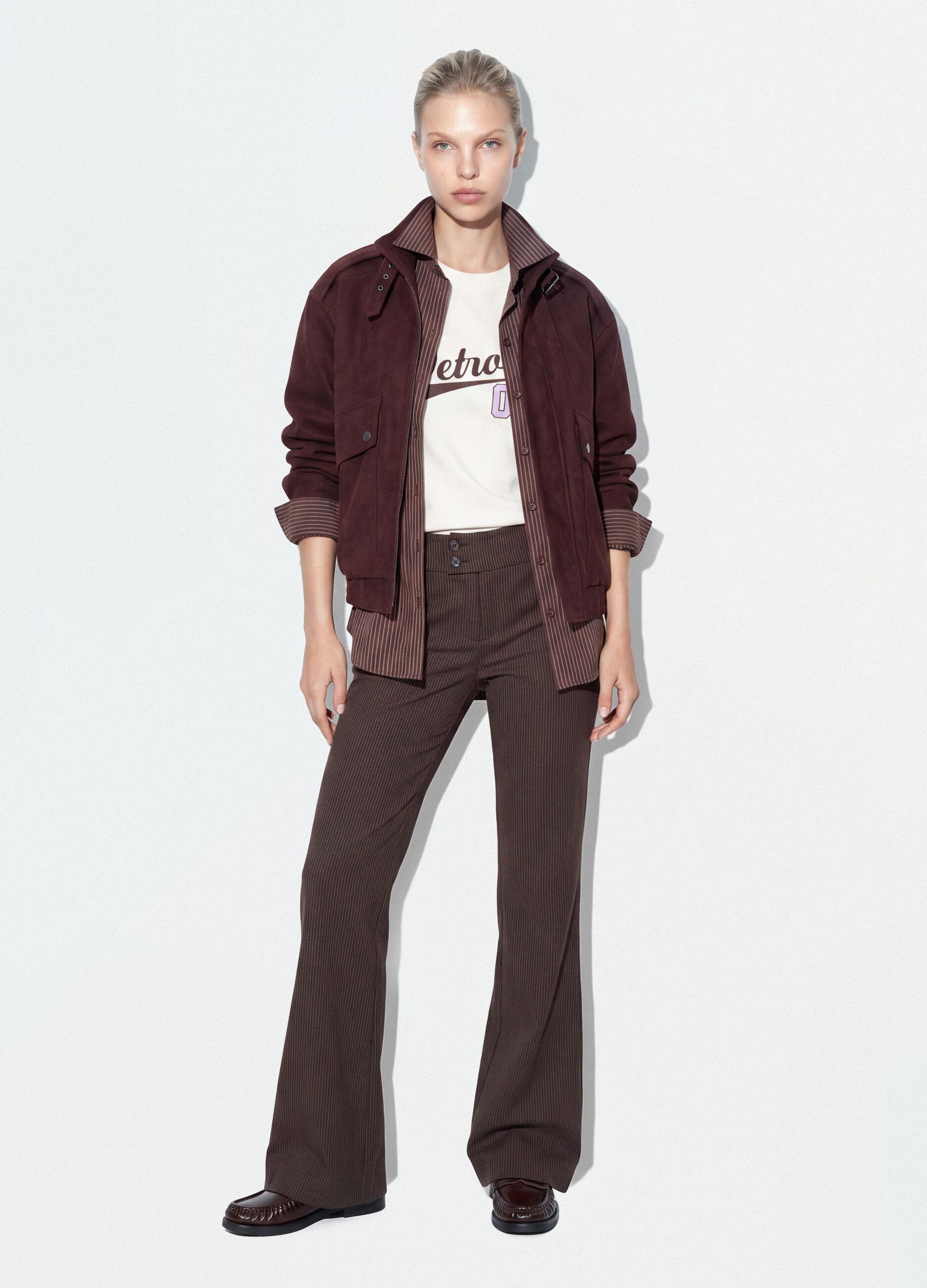Pantaloni marroni flare in viscosa elasticizzata con fantasia gessata