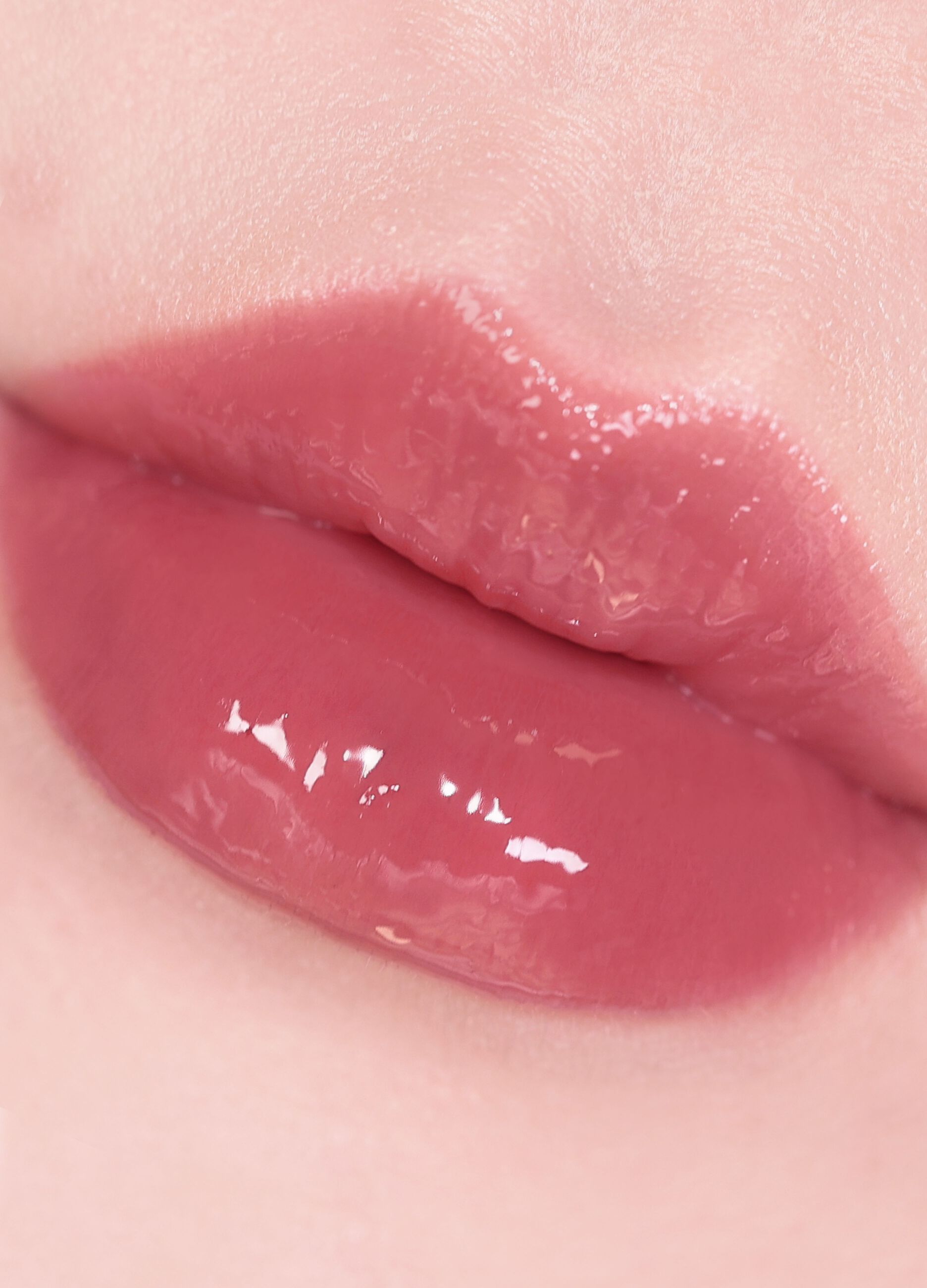 Lip tint with fantastic glossy effect. Vibrant colour and hydrated lips for 12 hours
