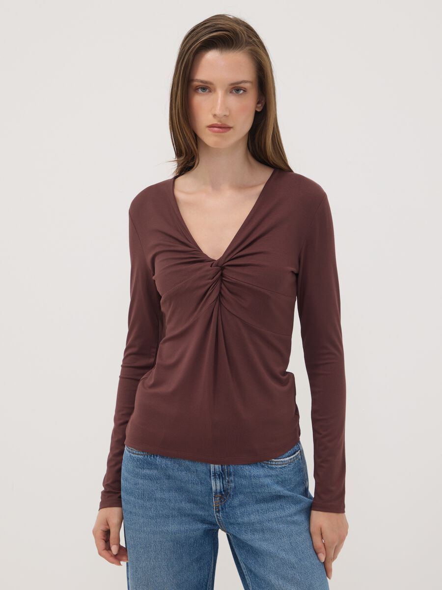 T-shirt marrone in viscosa elasticizzata con arricciatura frontale slim fit_0