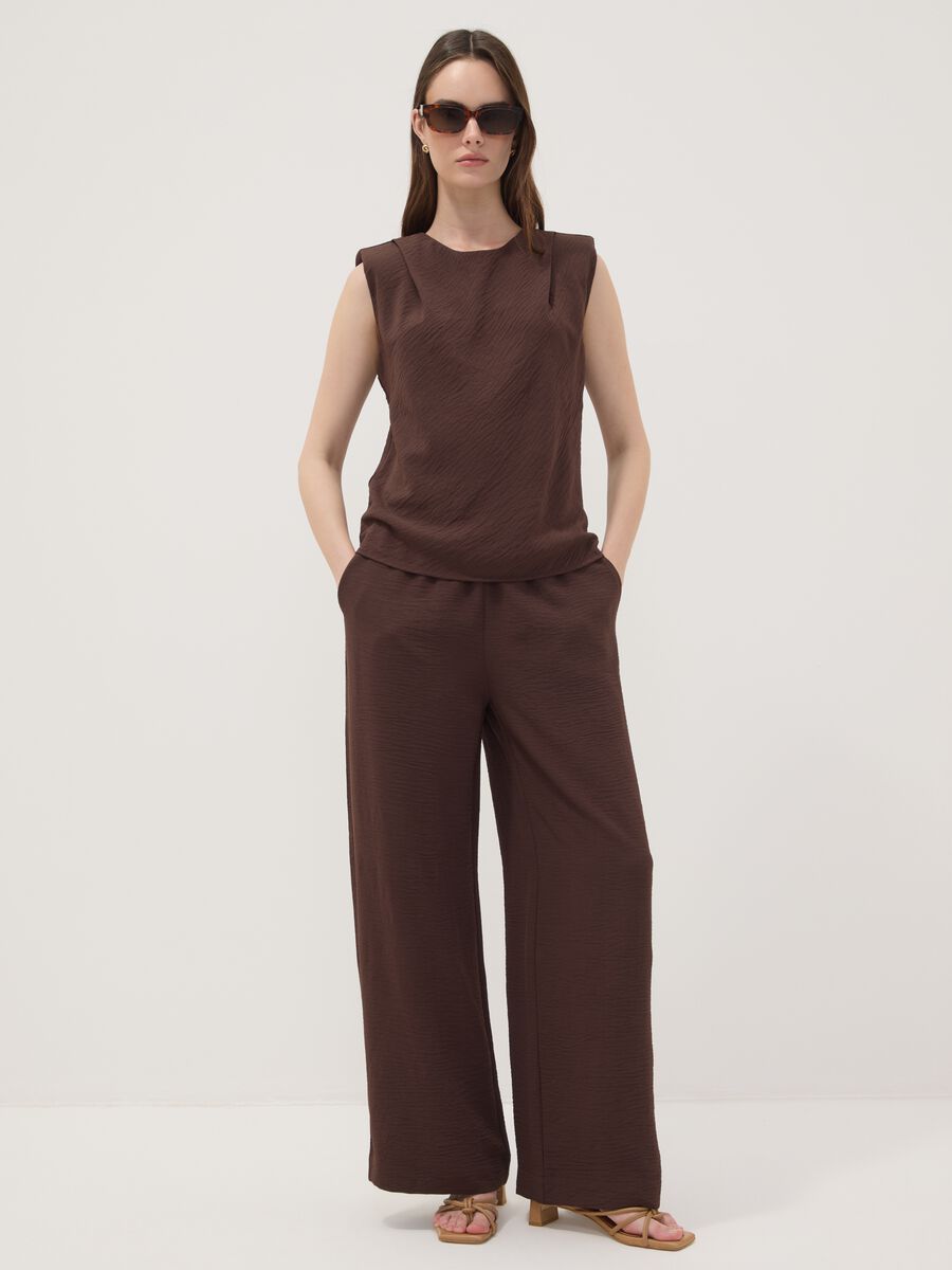 Brown sleeveless pleated-texture blouse, regular fit_2