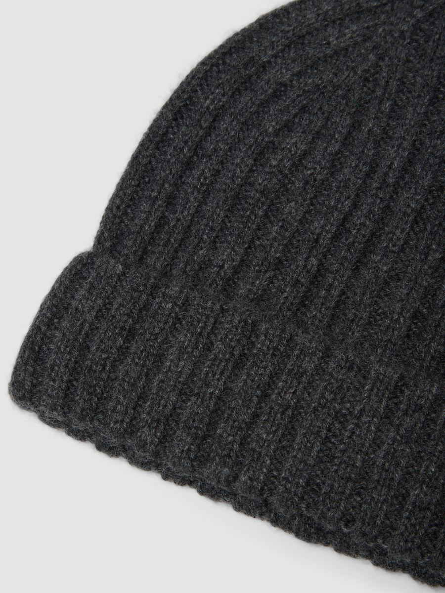 Grey marl ribbed beanie in pure cashmere_1