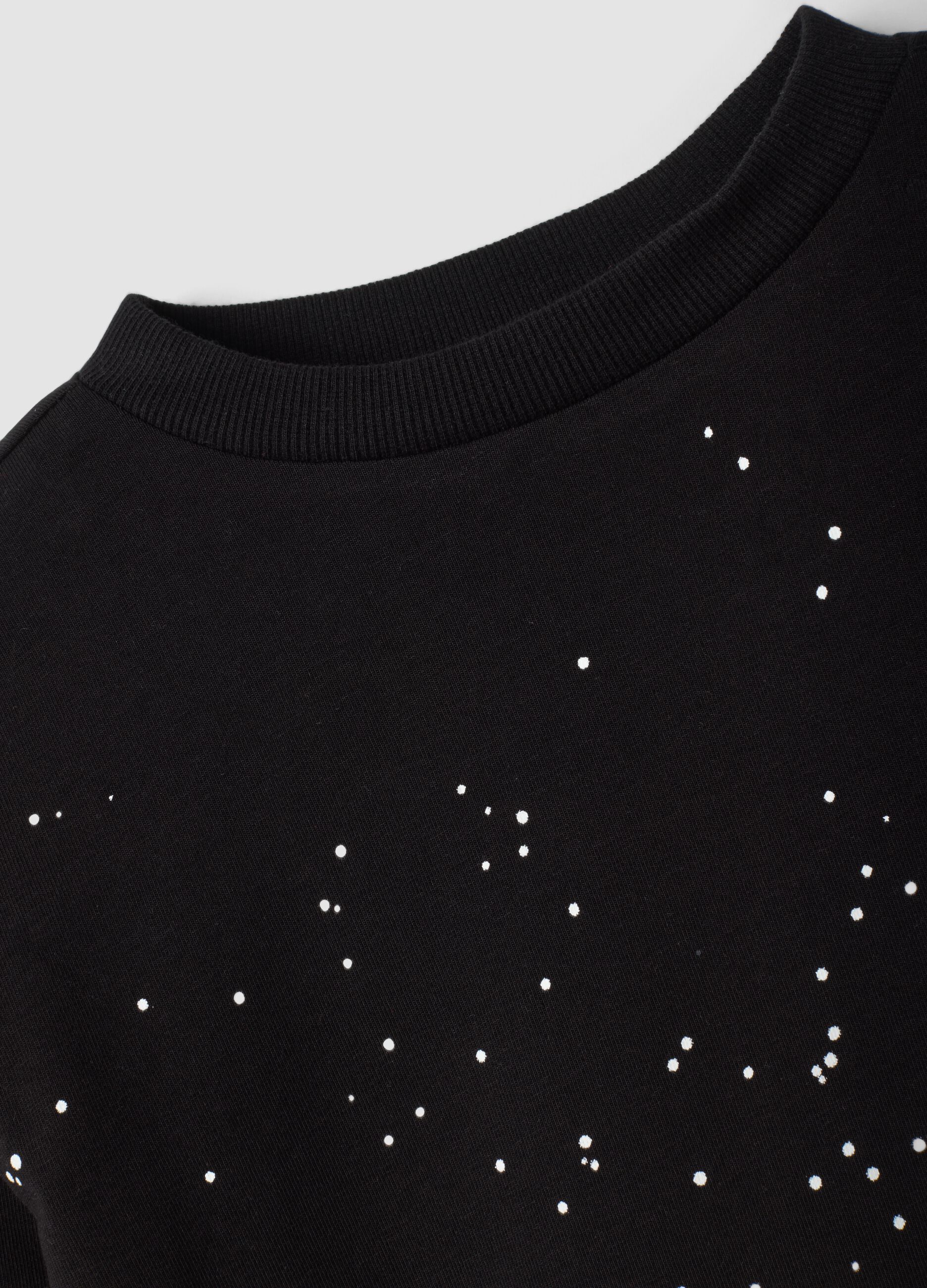 T-shirt nera in cotone organico elasticizzato con stampa macchina