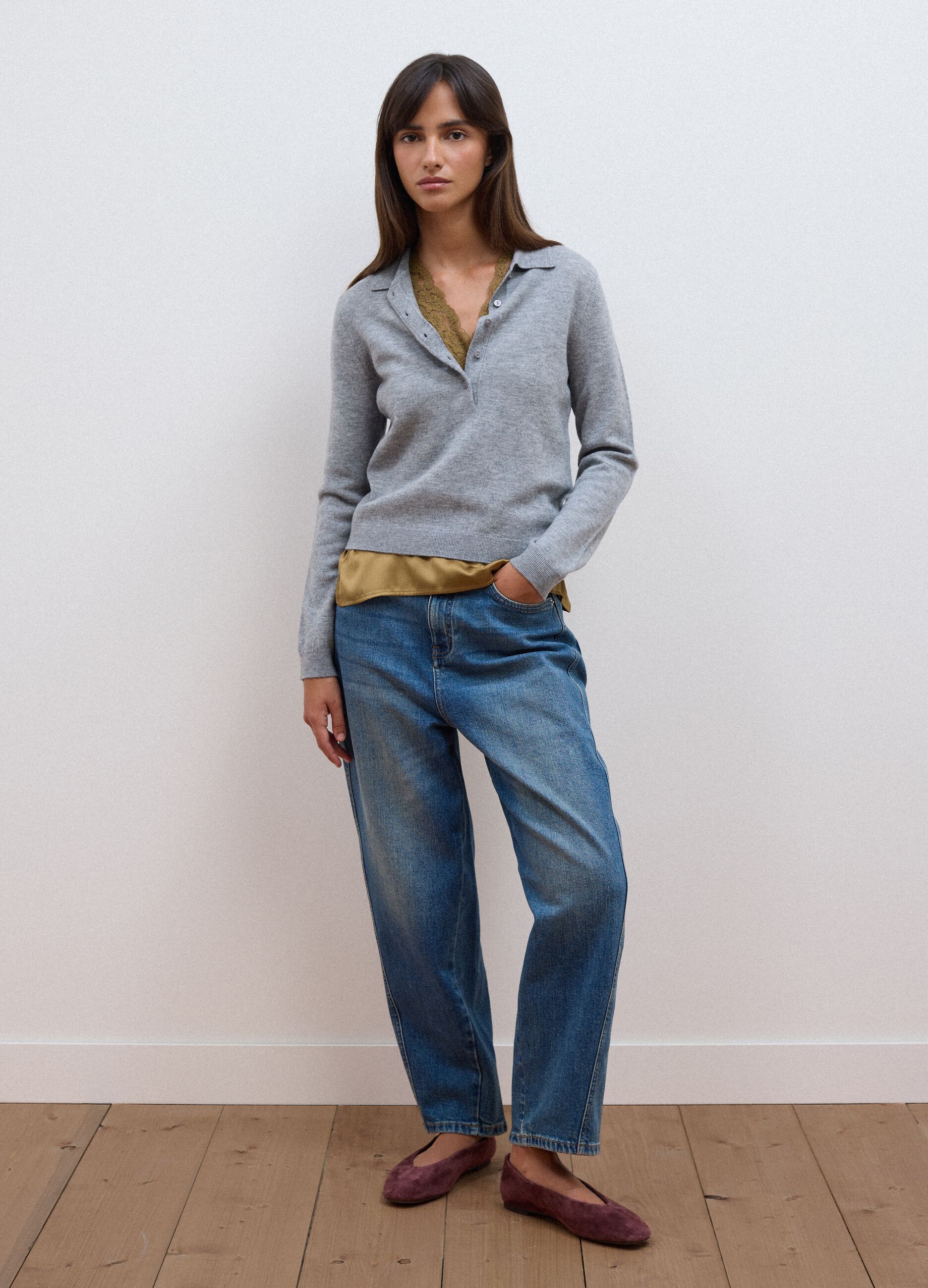 Maglia grigia in pura lana con girocollo