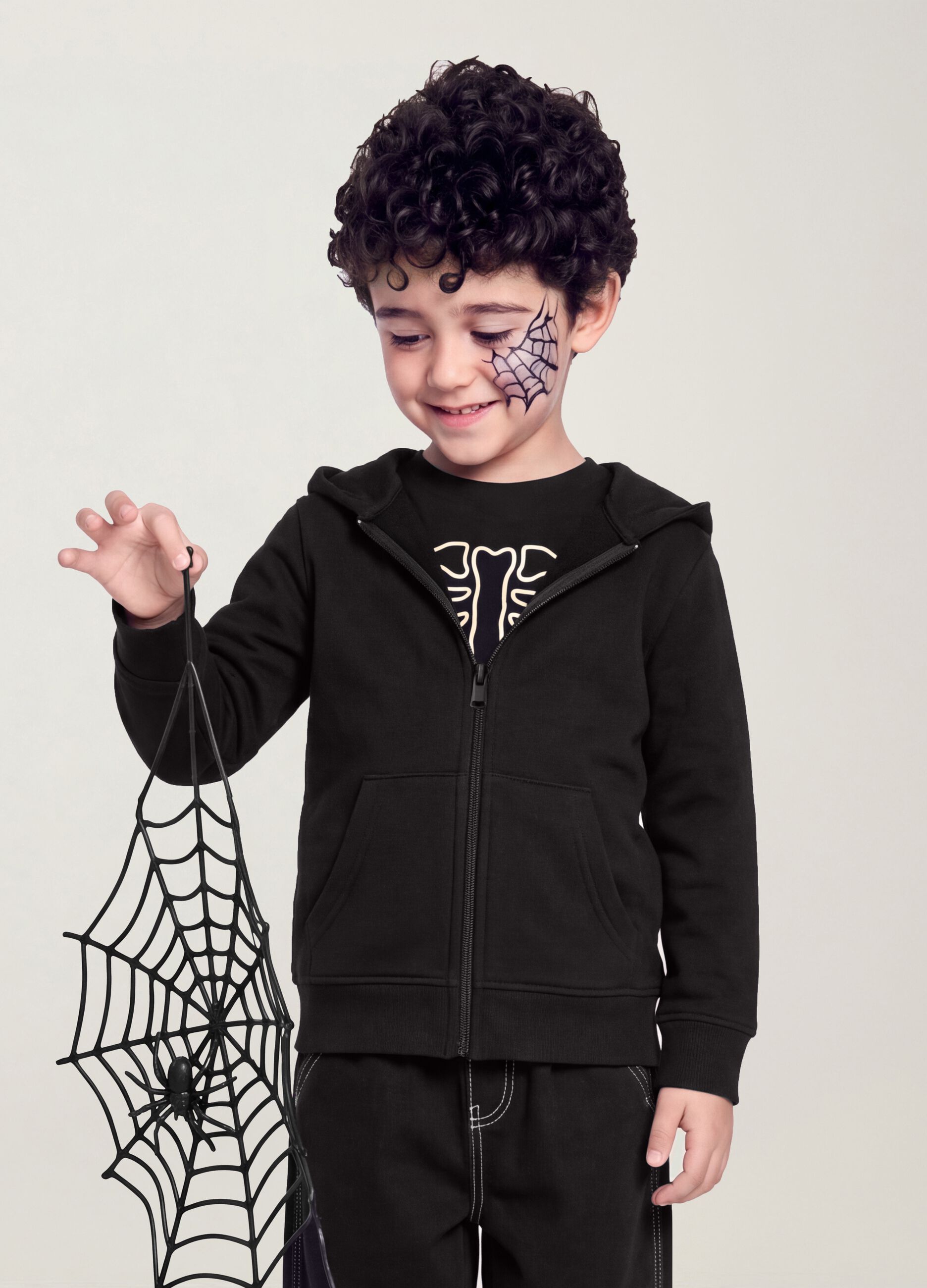 Felpa nera con cappuccio in puro cotone organico per bambino regular fit