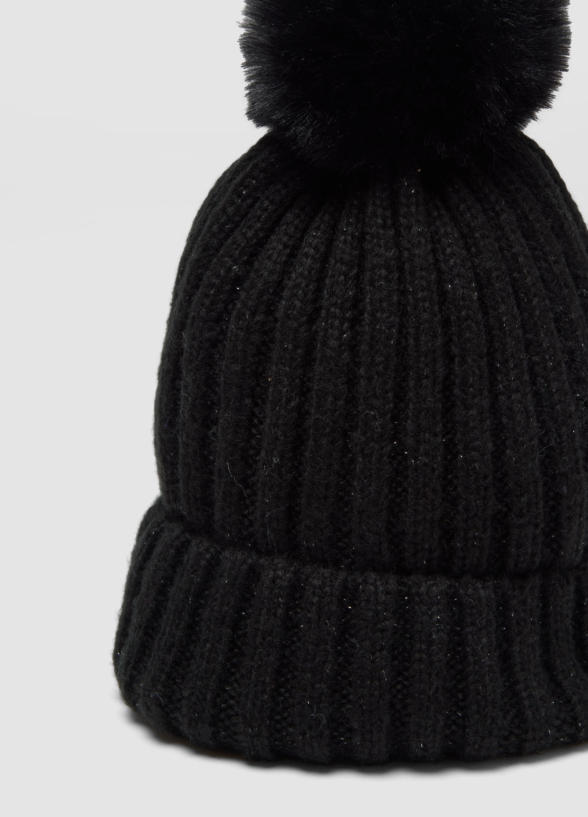 Cappello nero a costine in maglia con pon pon