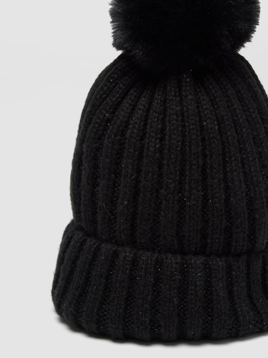 Black ribbed knitted hat with pom‑pom_2