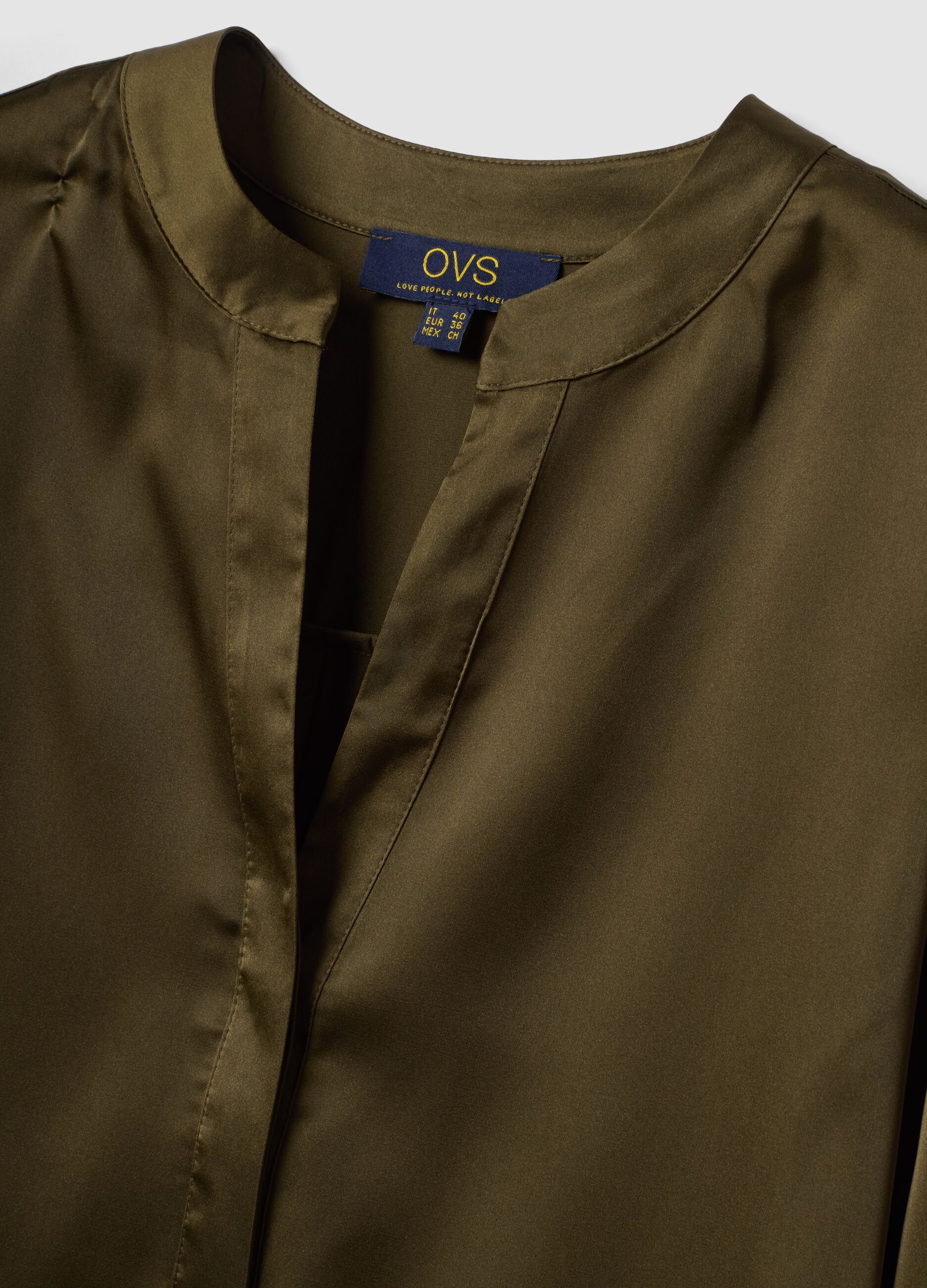 Camicia verde in tessuto elasticizzato con collo coreano