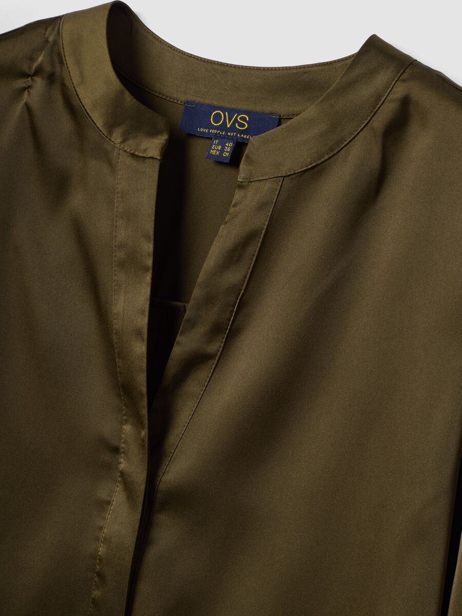 Camicia verde in tessuto elasticizzato con collo coreano_5