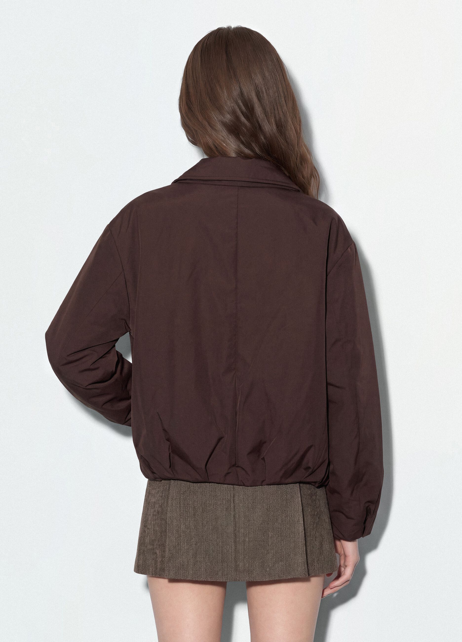 Giacca marrone regular fit con zip e collo ampio