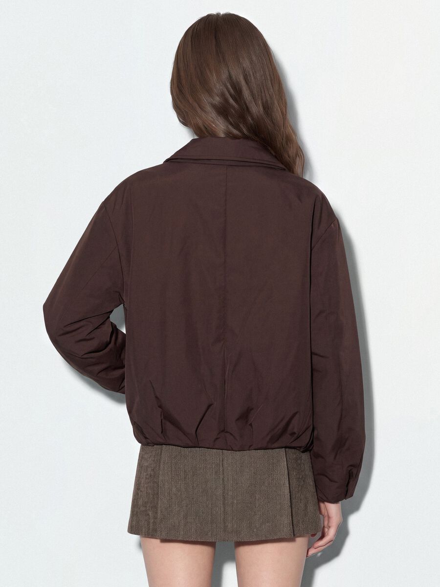Giacca marrone regular fit con zip e collo ampio_3