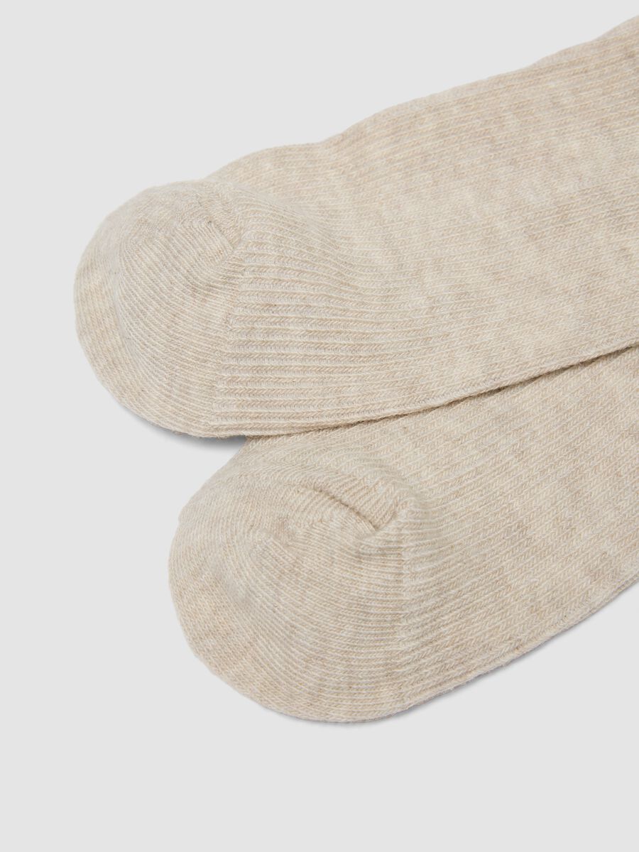 Beige organic cotton-blend socks with bow_2