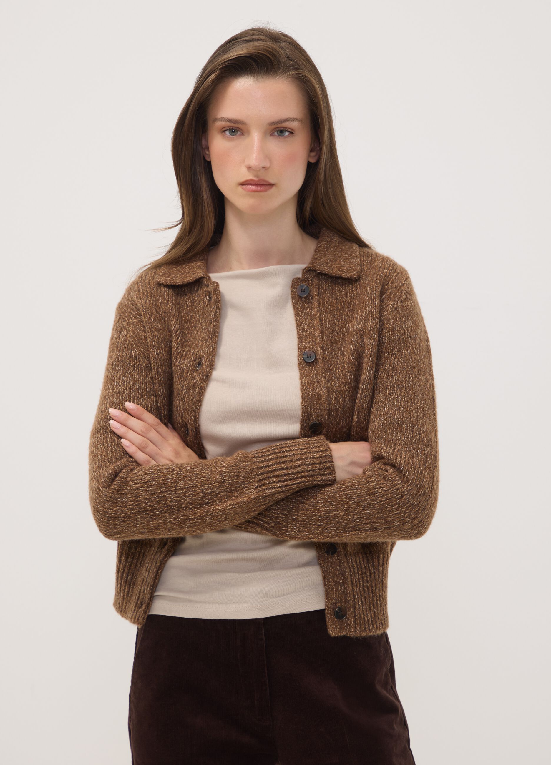 Cardigan marrone in misto lana con colletto polo