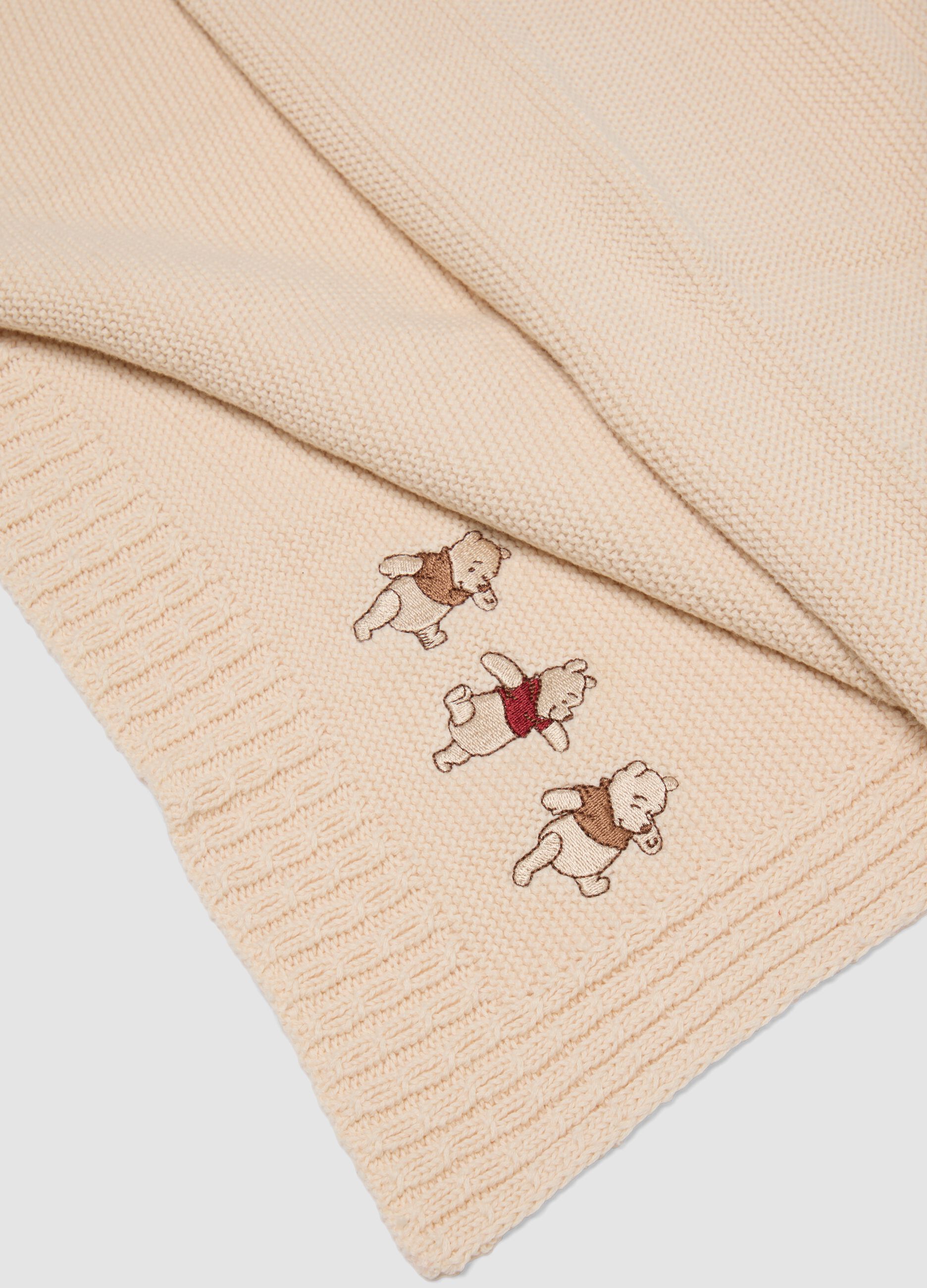 Beige organic cotton baby blanket with Winnie the Pooh embroidery
