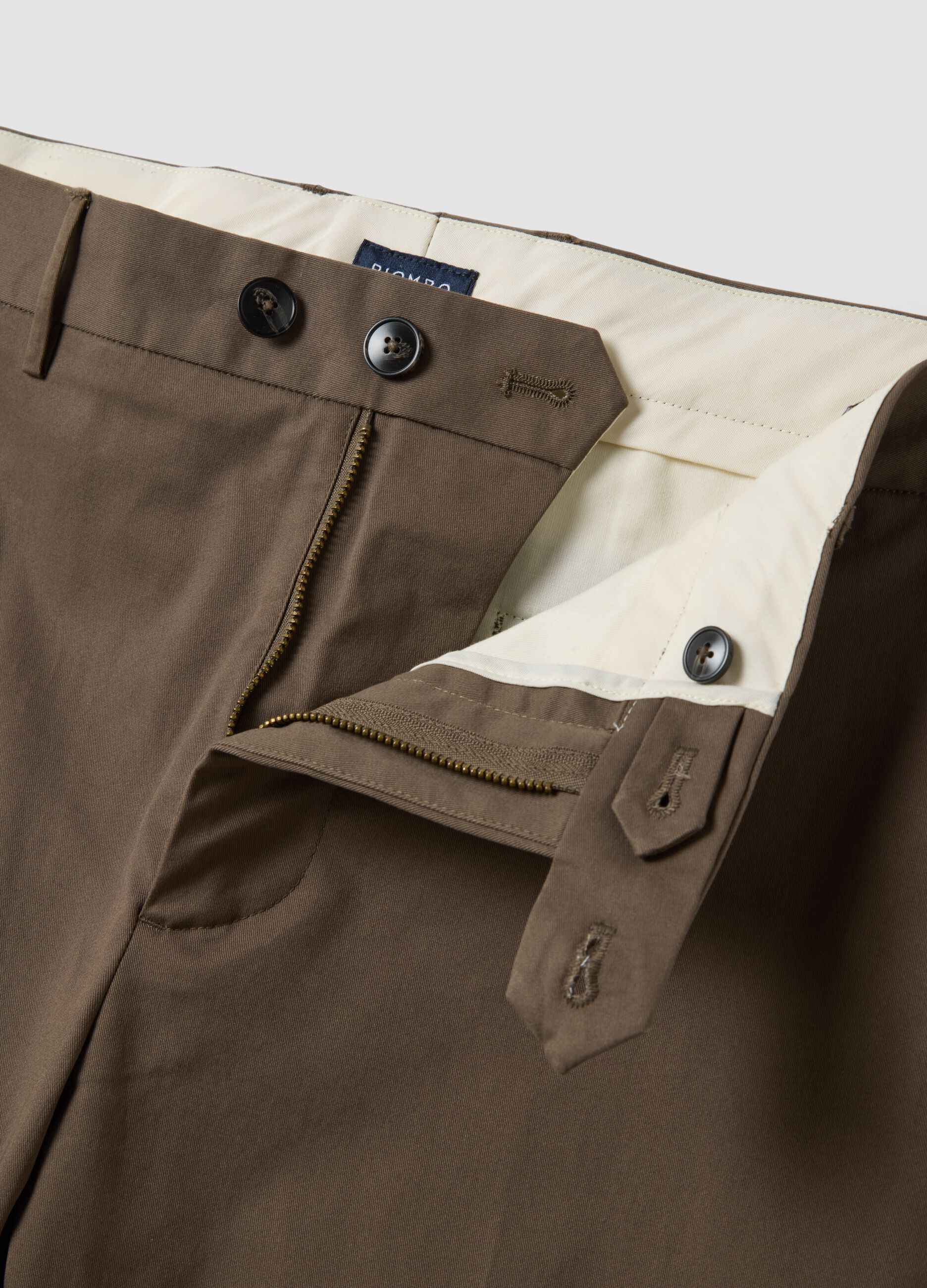 Pantaloni chino marroni in twill di cotone elasticizzato regular fit