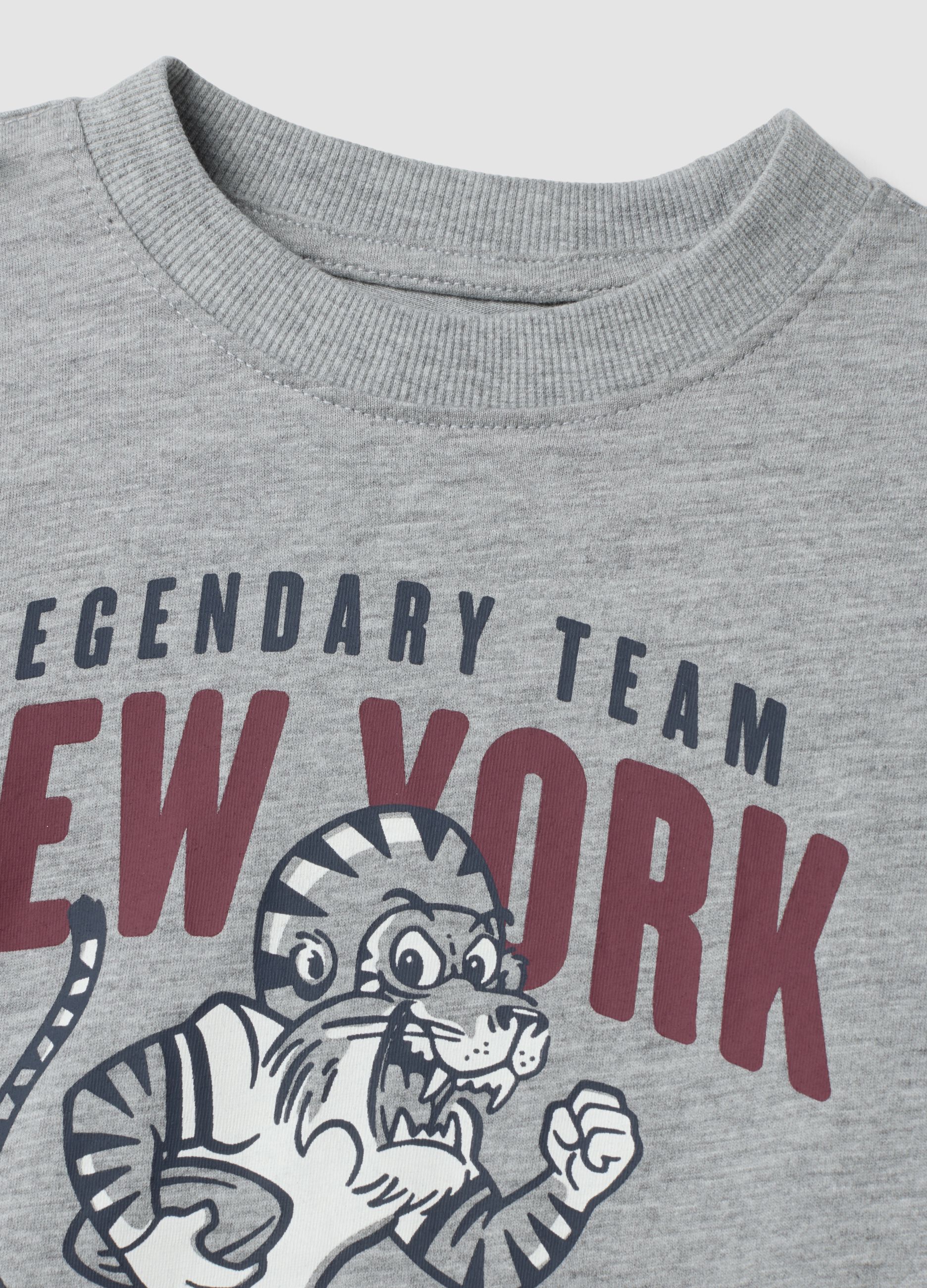 T-shirt grigia in puro cotone organico con stampa college
