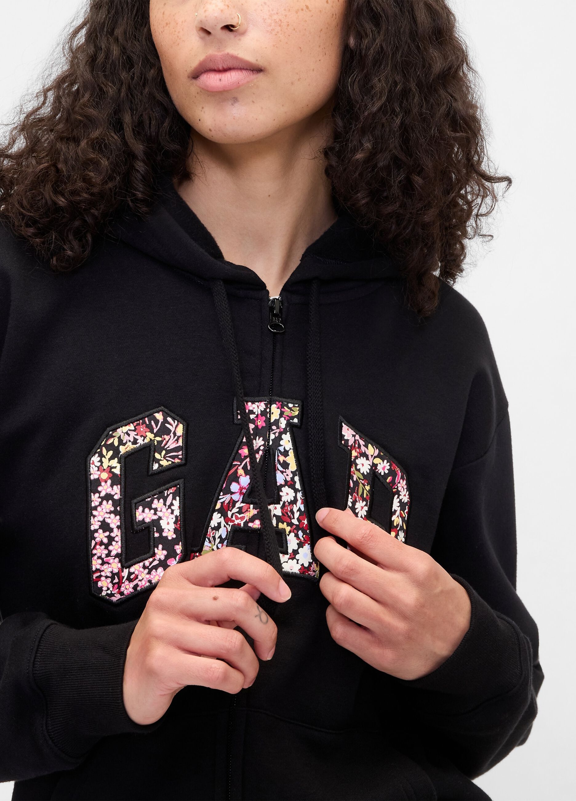 سويت شيرت بشعار GAP، مزود بغطاء رأس وسحاب كامل