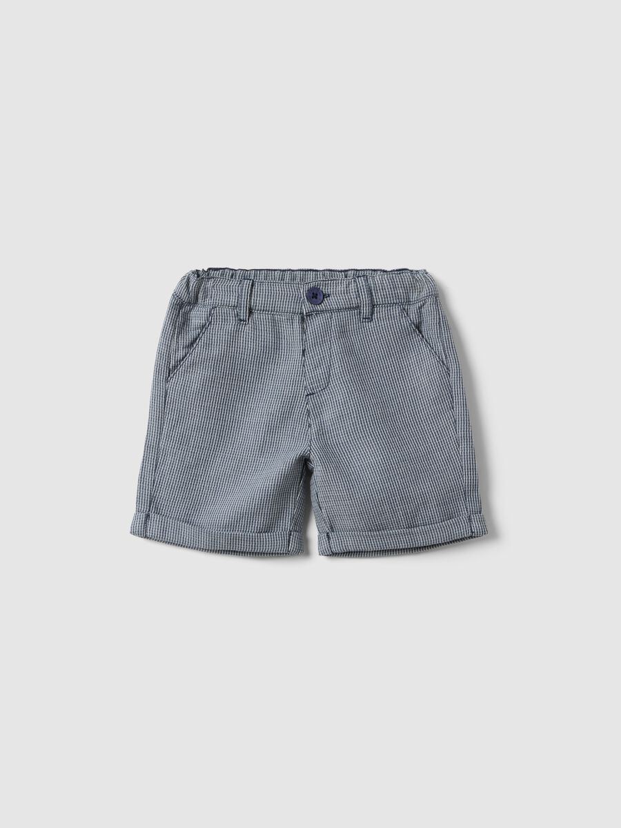 Blue and white checked cotton shorts for toddlers, regular fit_0