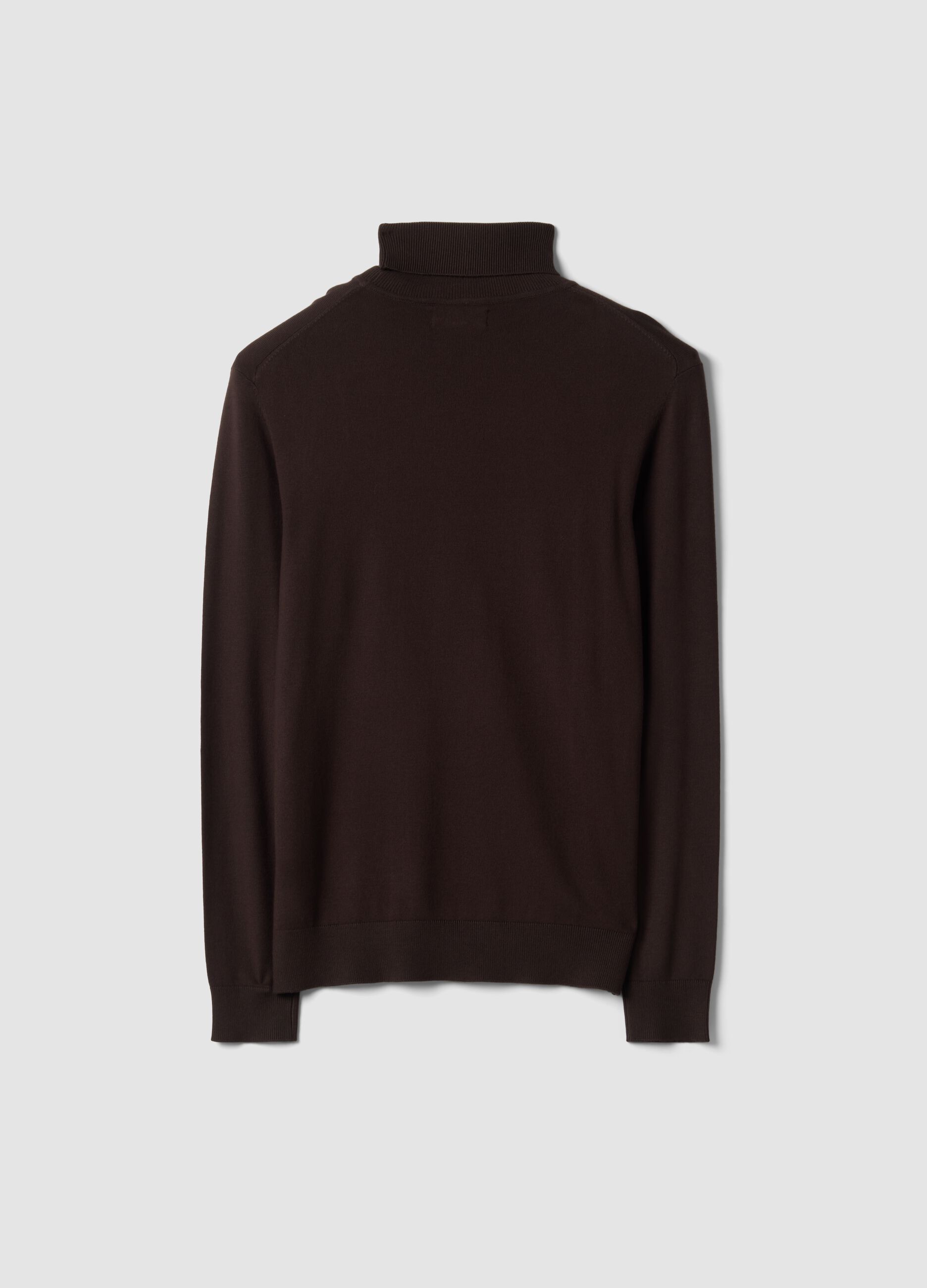 Maglia marrone in misto viscosa a dolcevita