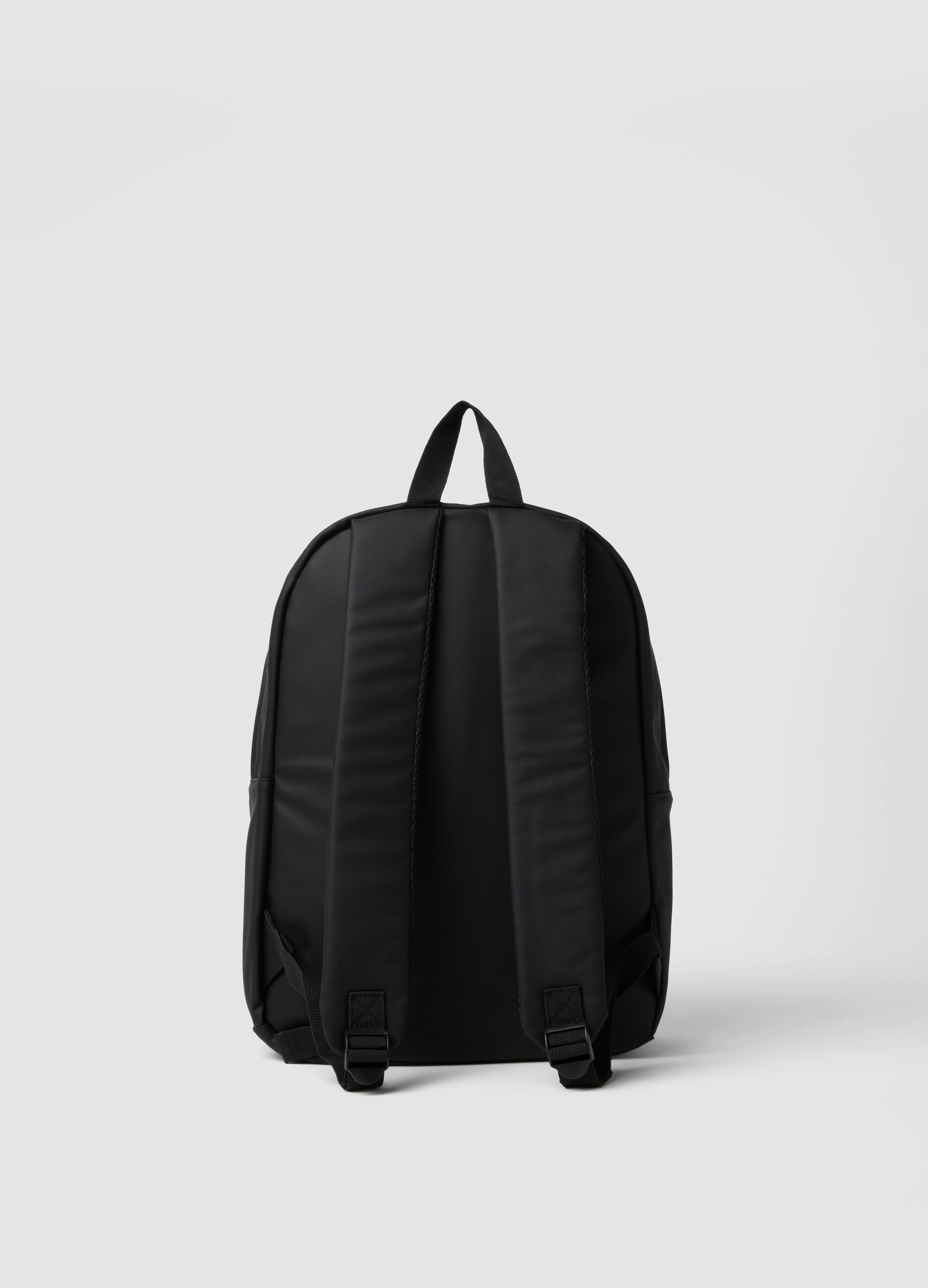 Zaino nero idrorepellente con tasca frontale