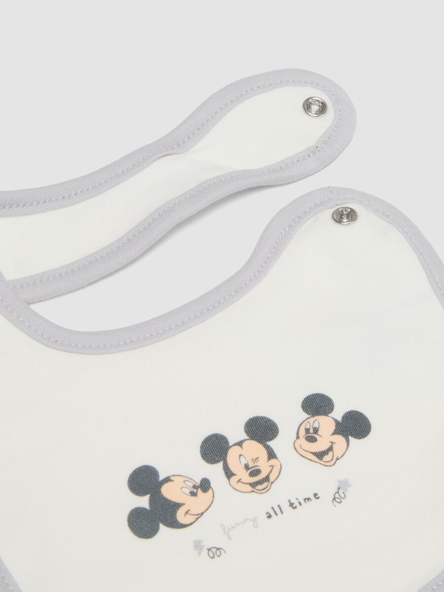 2-pack of white organic cotton bibs with Mickey print_1