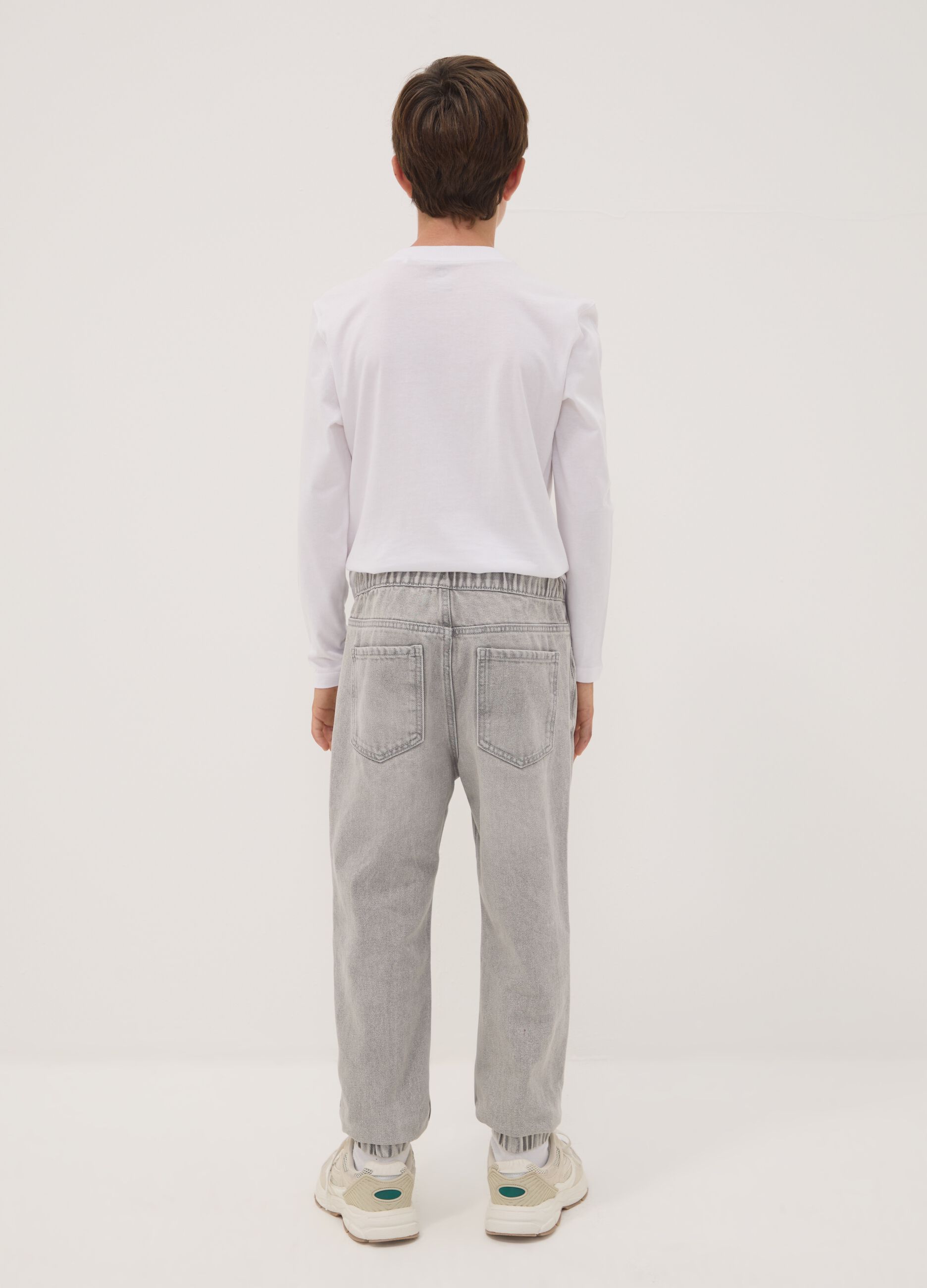 Grey jog denim in a cotton and viscose blend, relaxed fit for boys