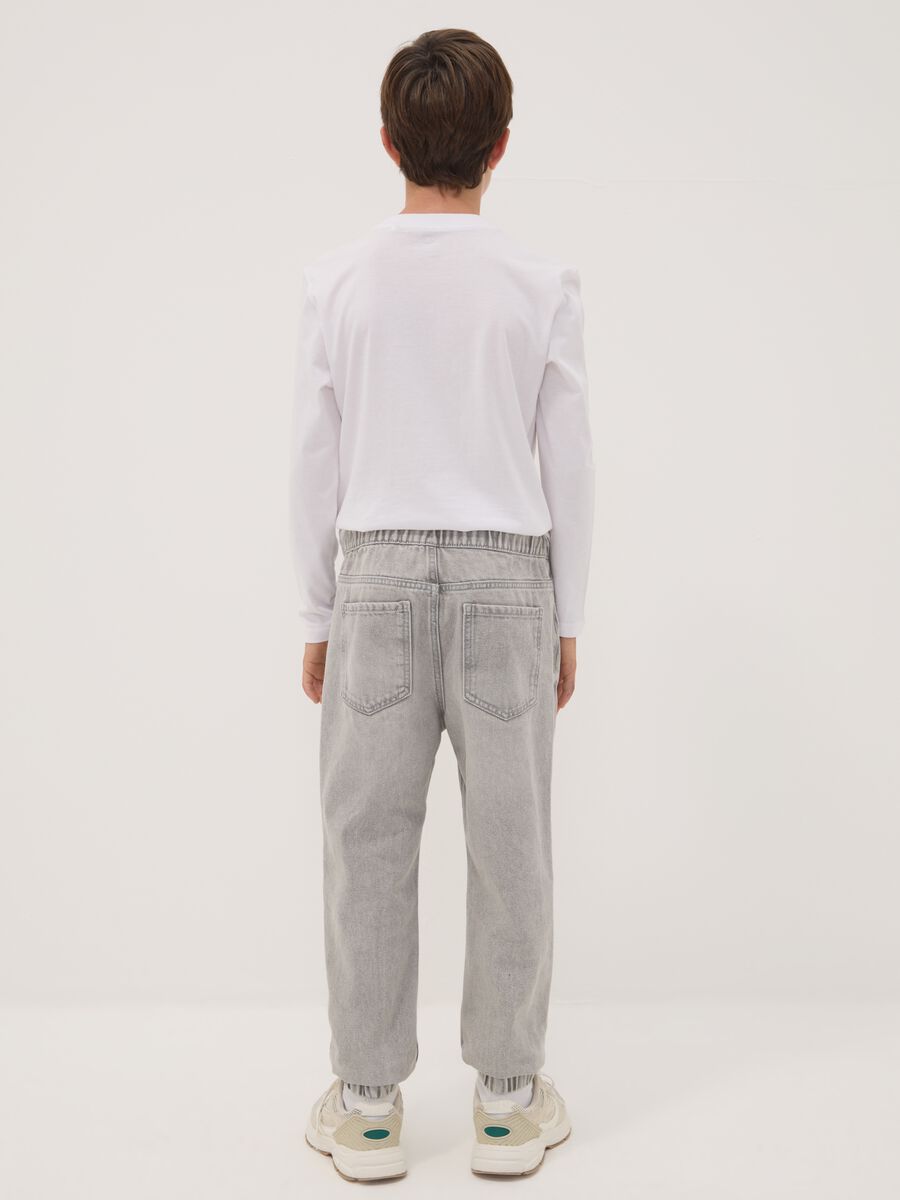 Grey jog denim in a cotton and viscose blend, relaxed fit for boys_1