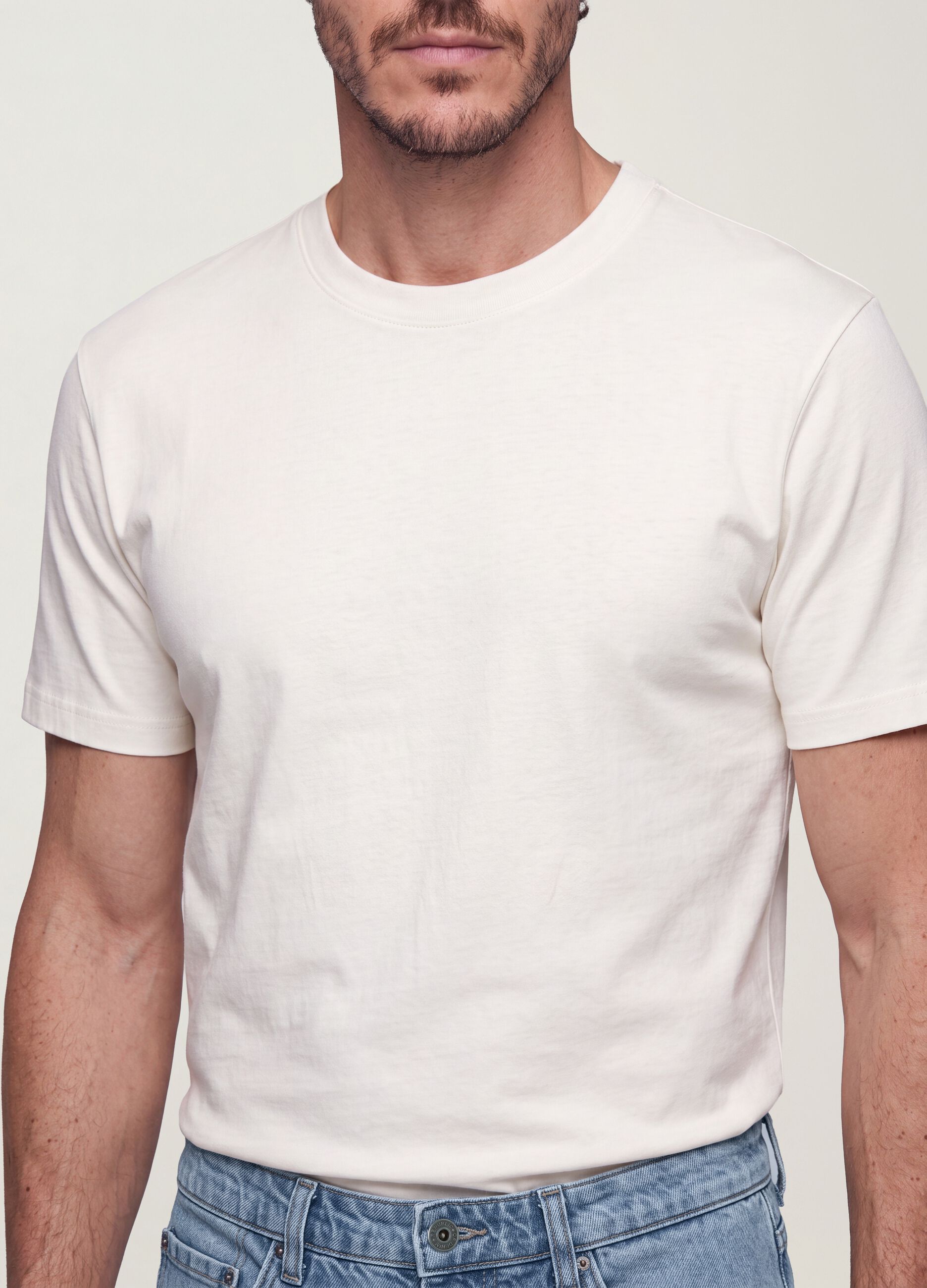 تي شيرت The Iconic Tee أبيض من قطن خالص بأكمام قصيرة وقصّة عادية
