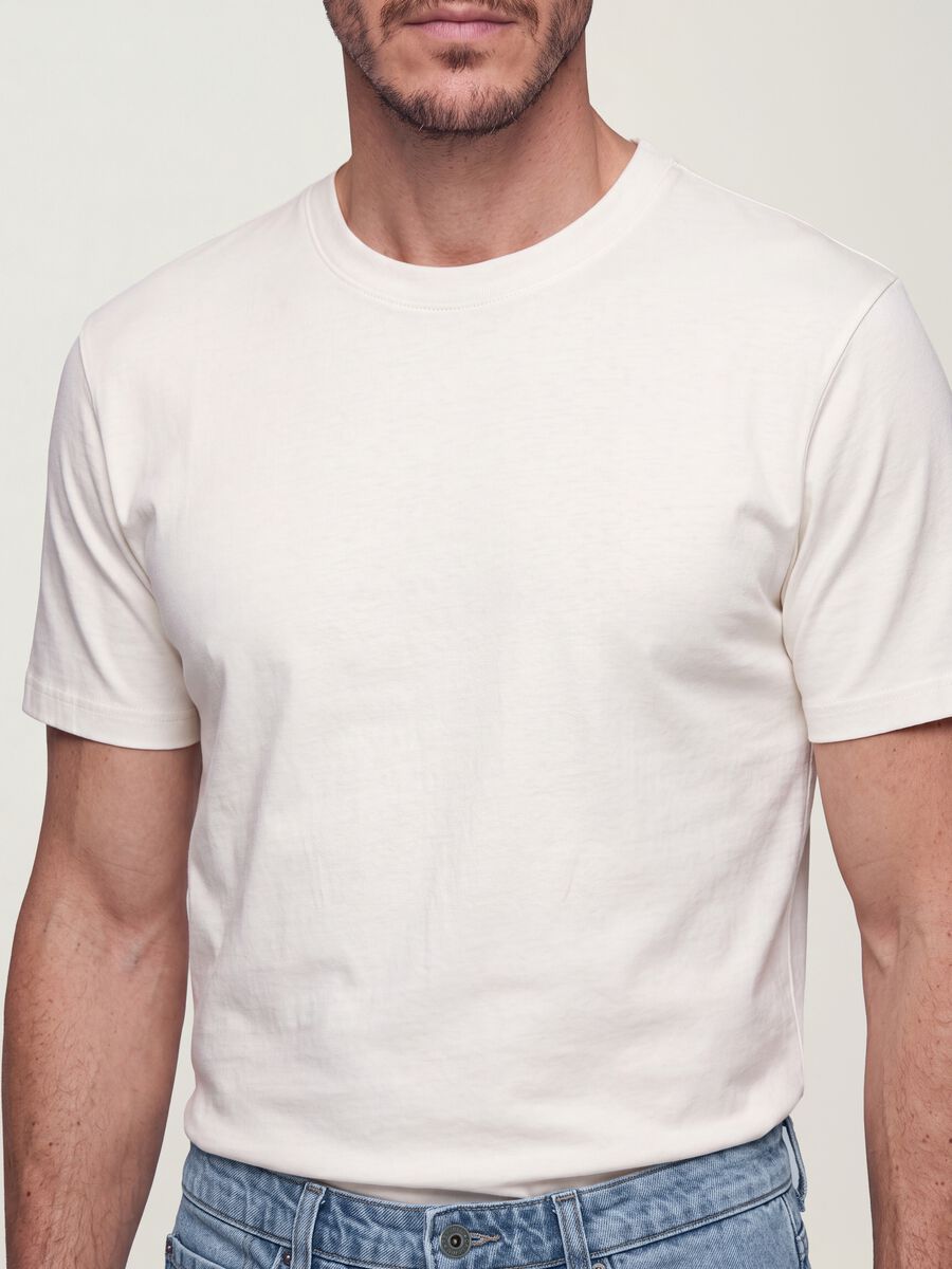 تي شيرت The Iconic Tee أبيض من قطن خالص بأكمام قصيرة وقصّة عادية_2