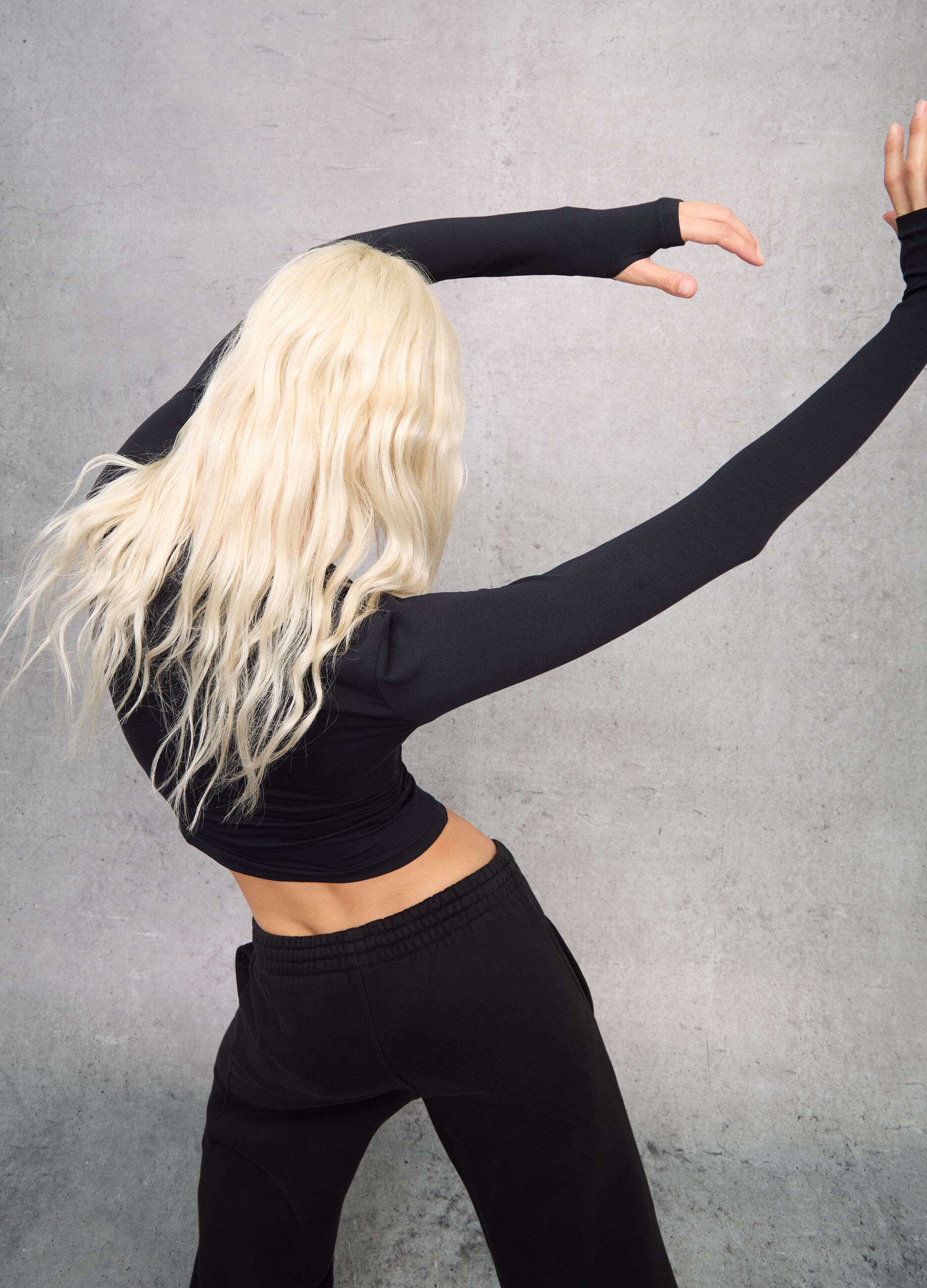 قميص أسود مثالي بأكمام طويلة