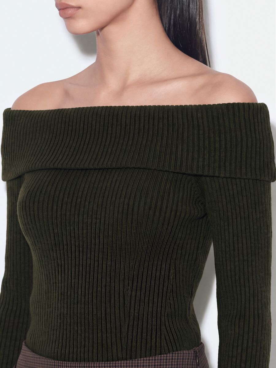 Maglia verde in lana elasticizzata con scollo a barchetta fitted_2