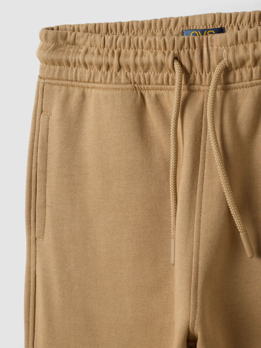 Beige cotton-viscose blend joggers with contrasting print for boys_2