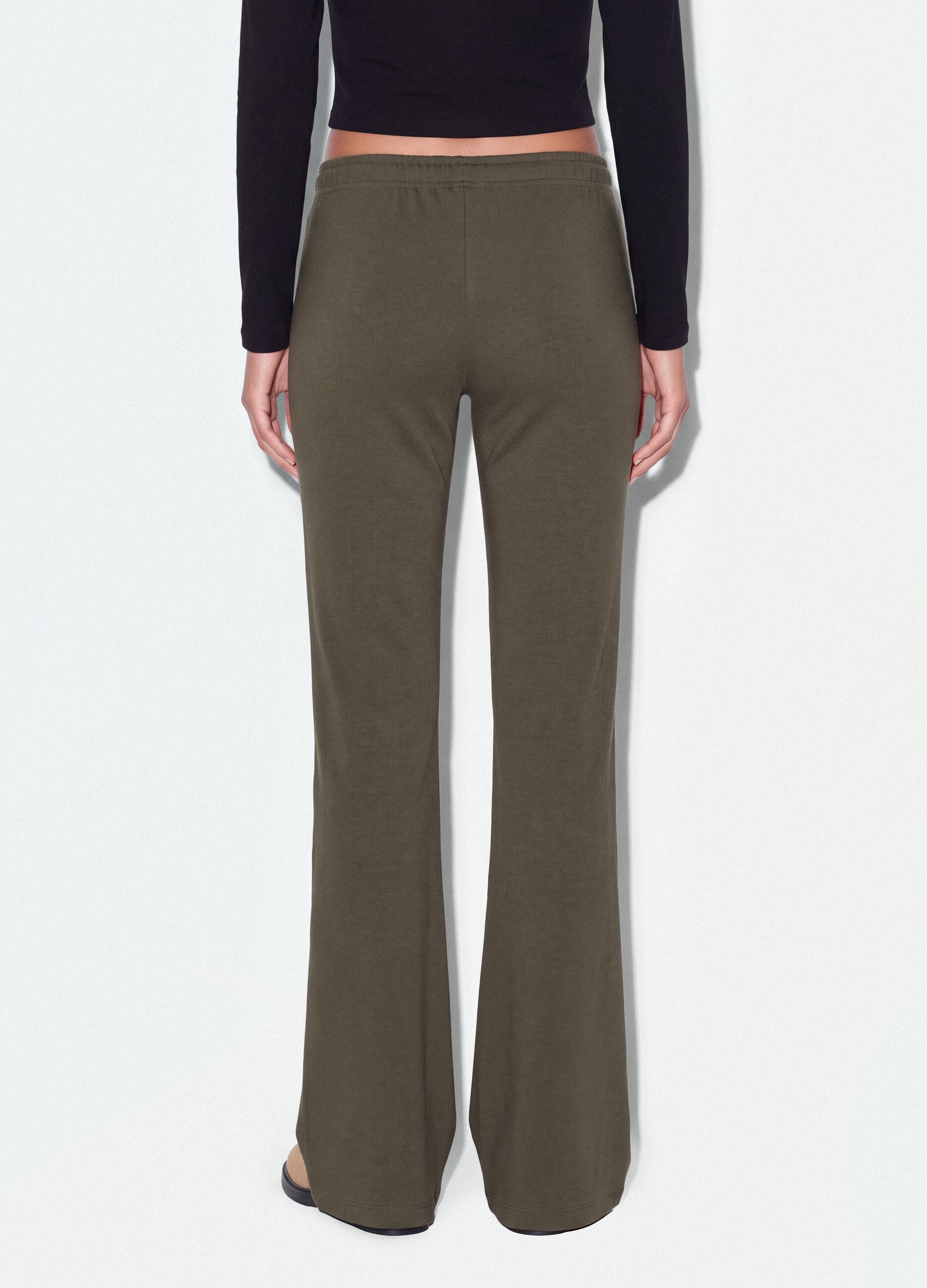 Jogger verde flare in cotone organico elasticizzato