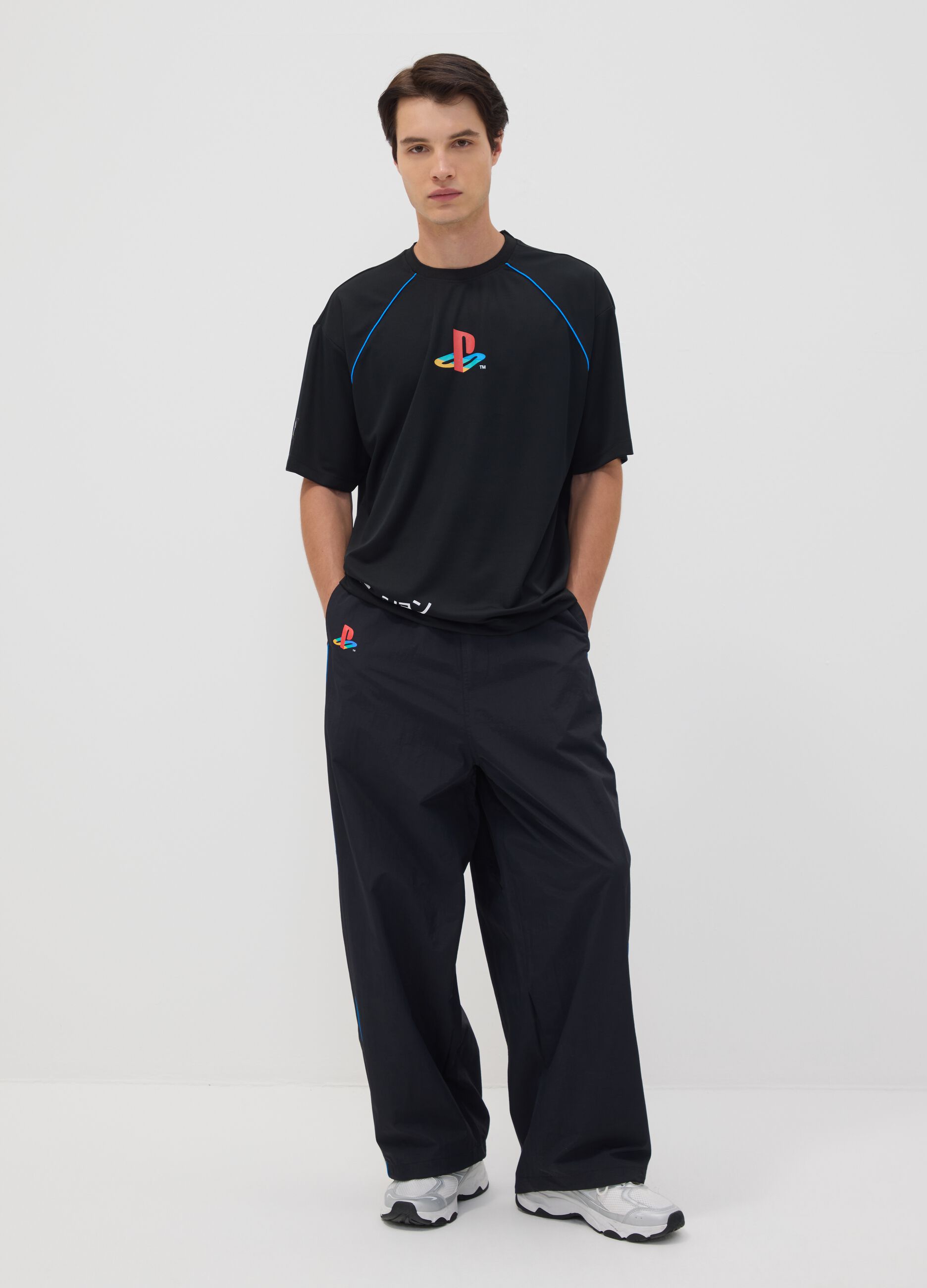 بنطال لياقة أسود من PlayStation بتفاصيل حواف متباينة