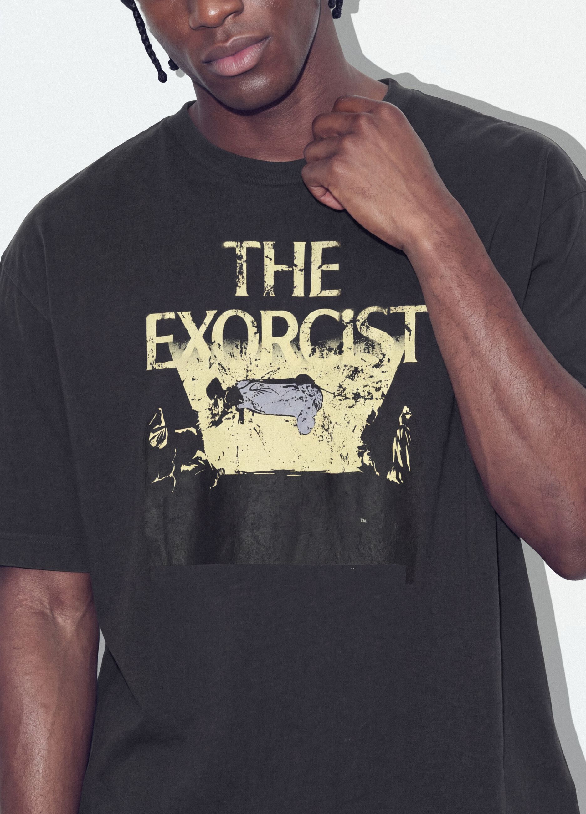 تيشيرت رمادي قصير من قطن خالص بطباعة "The Exorcist" بقصّة عادية