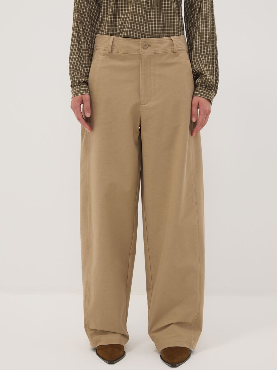 بنطال The Iconic Pants بيج بقصة Barrel من مزيج قطن مطاطي_1