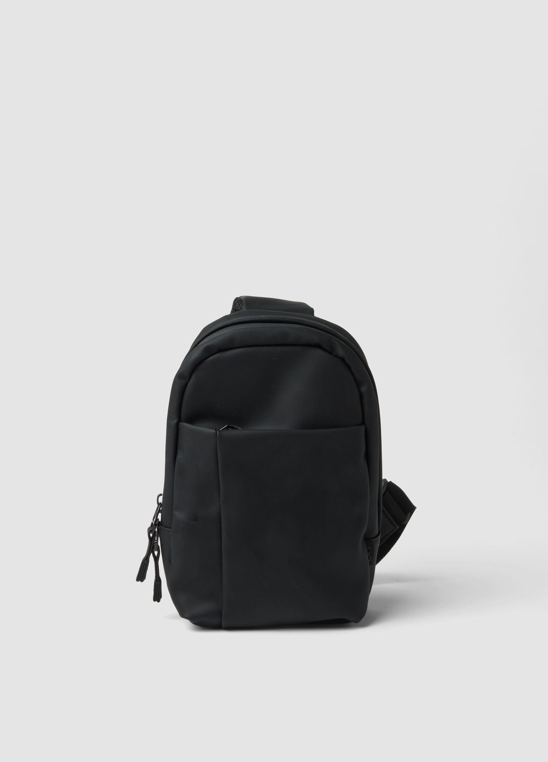 Borsa sportiva nera a tracolla con tasca frontale idrorepellente