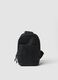 Borsa sportiva nera a tracolla con tasca frontale idrorepellente_0