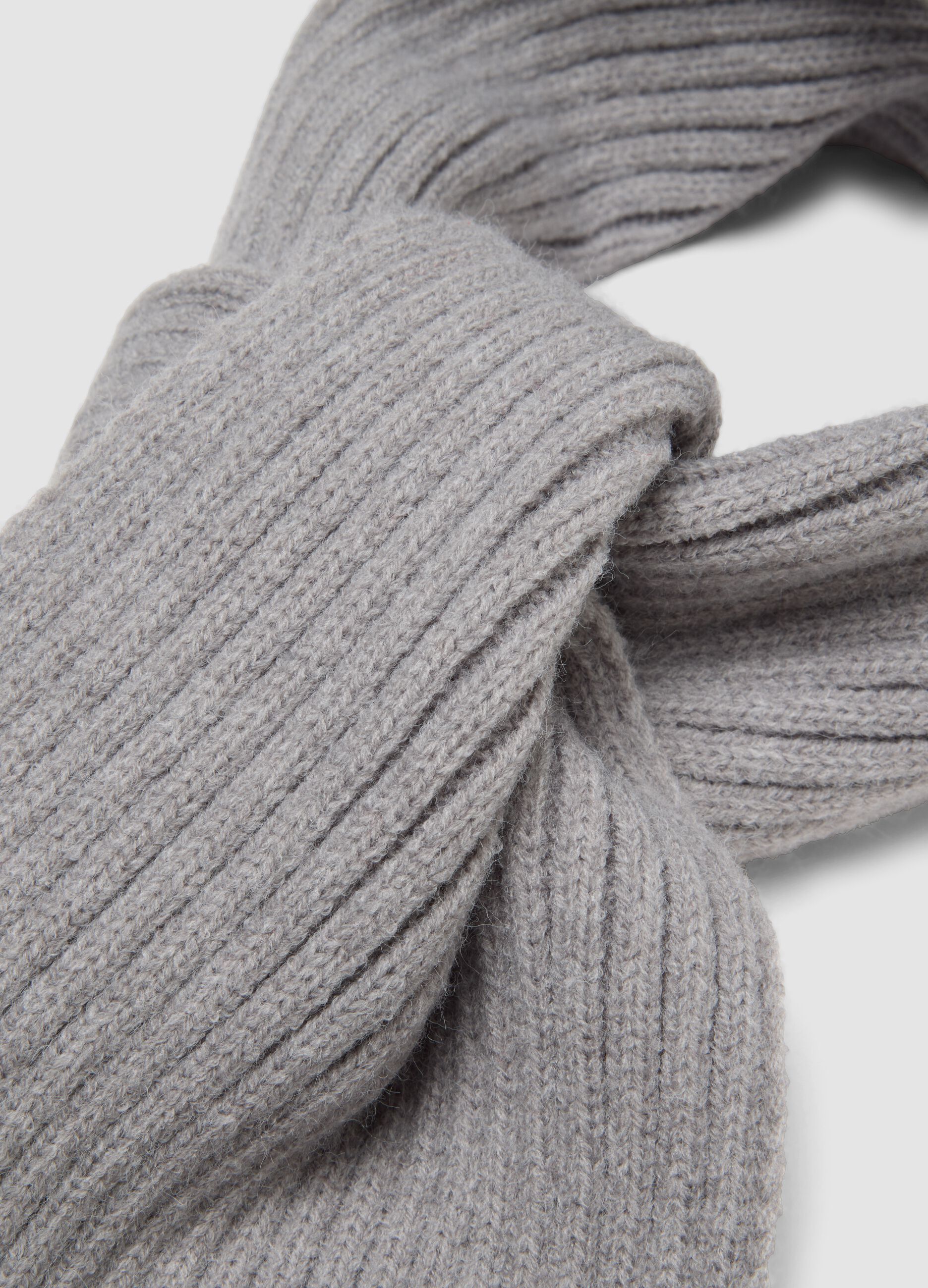Sciarpa grigio melange a coste in maglia