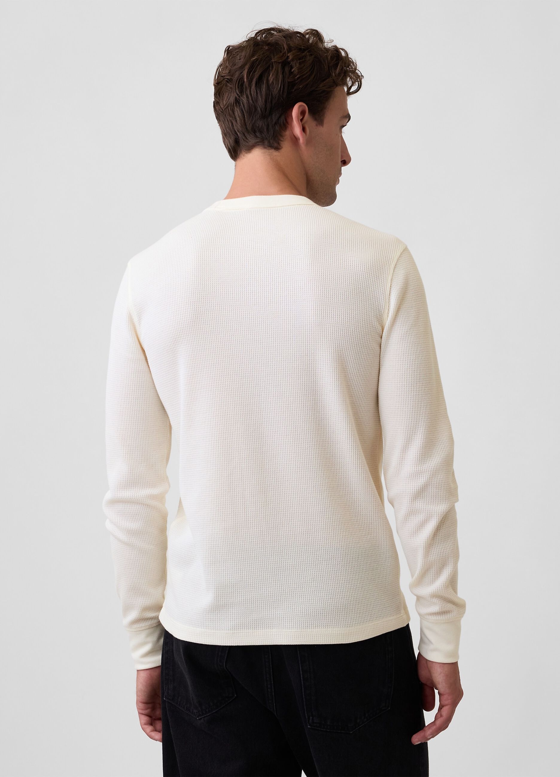 Men&rsquo;s ivory white long-sleeve stretch cotton T-shirt with GAP logo