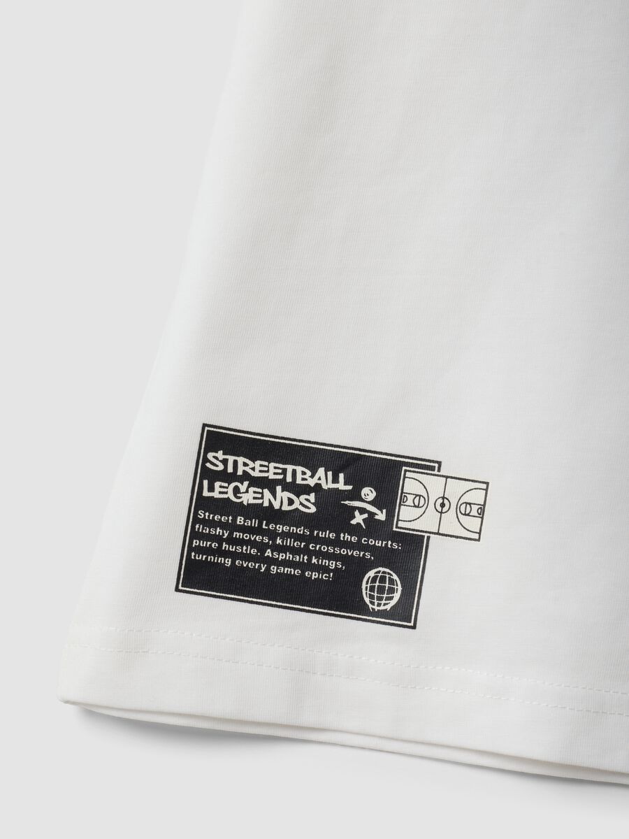 White oversized pure cotton T-shirt with graphic print for boys_2