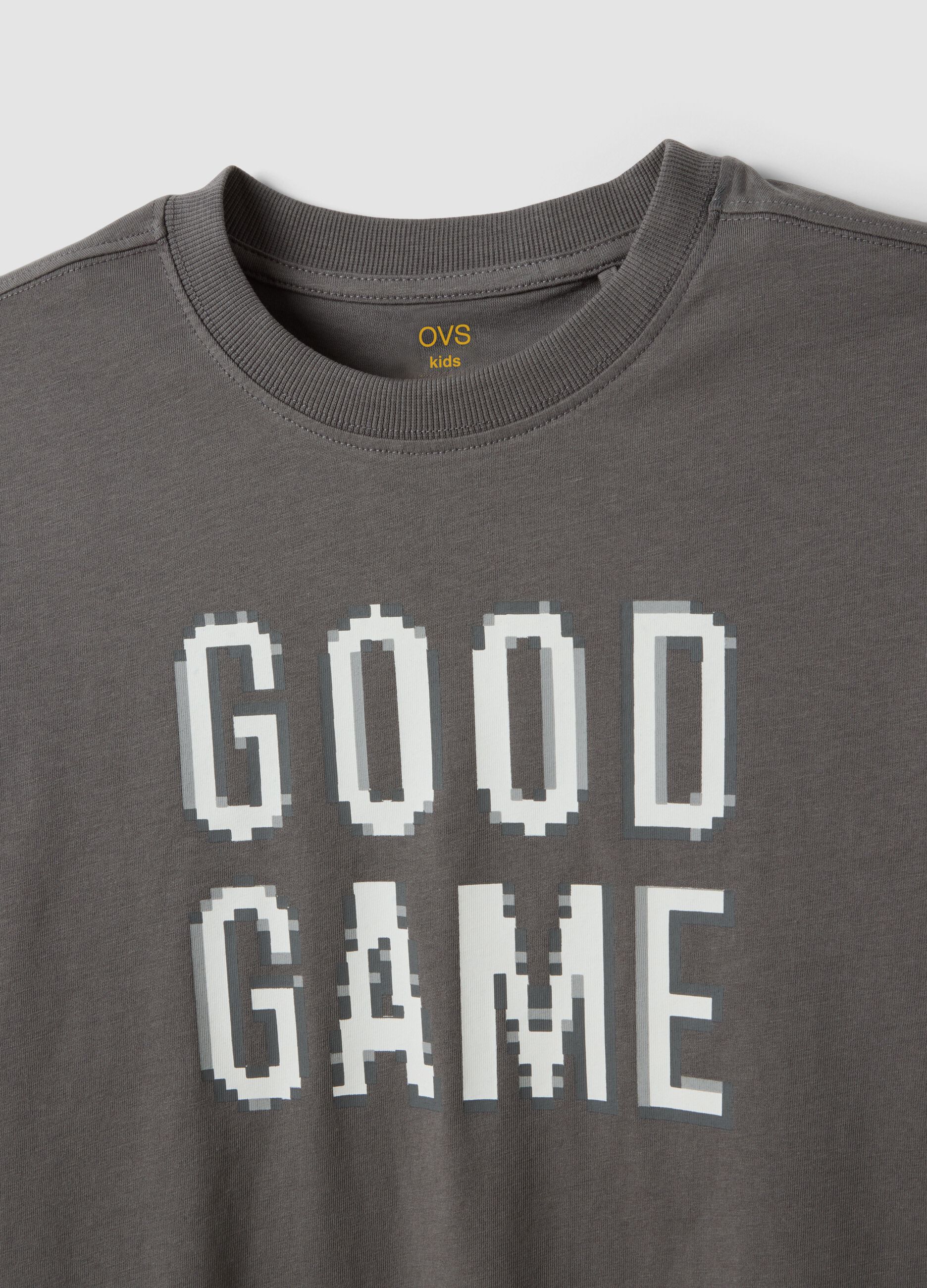 تيشيرت رمادي من قطن عضوي خالص بطباعة "Good Game" للأولاد