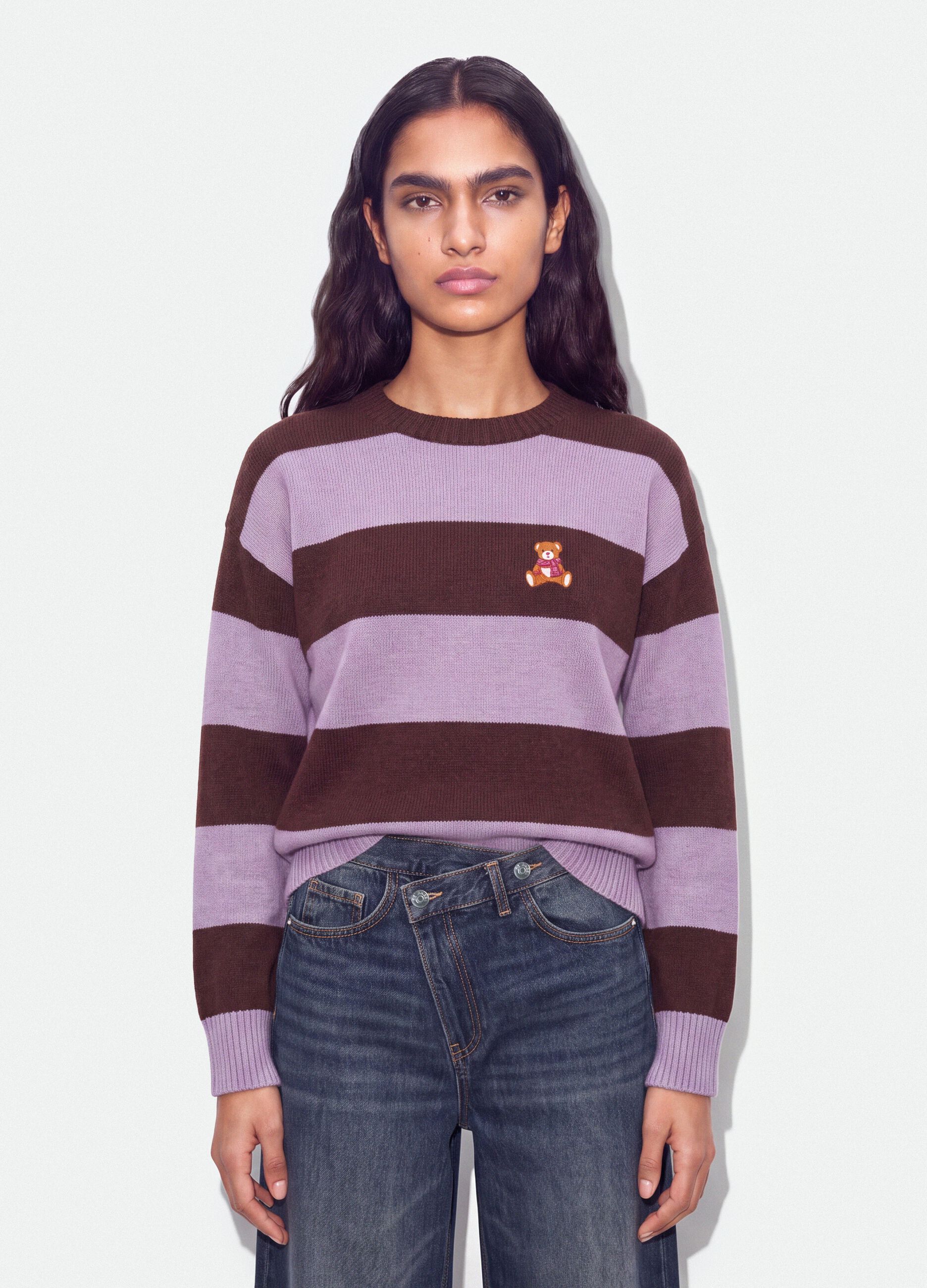 Maglia multicolor in misto viscosa a righe con ricamo orsetto regular fit