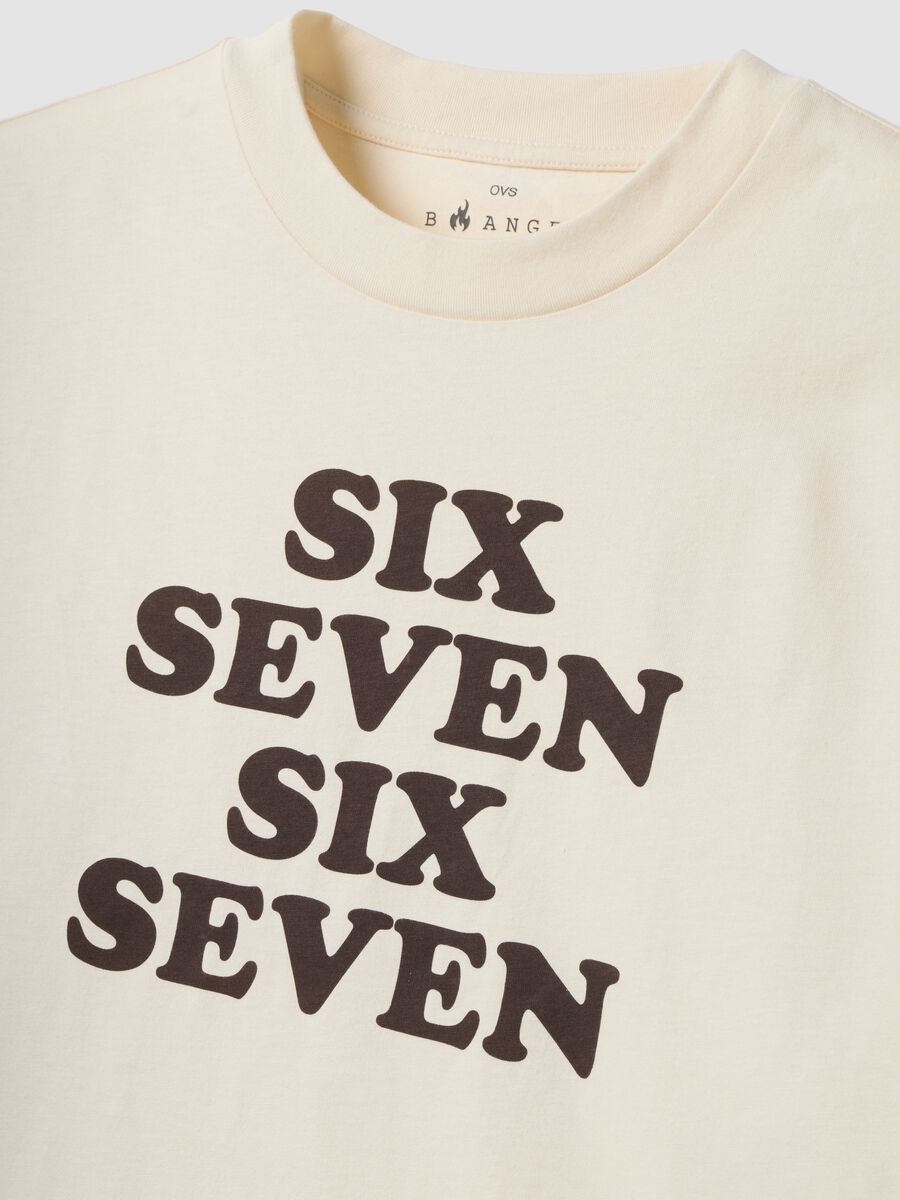 تيشيرت أبيض من قطن خالص بطباعة أمامية Six Seven بقصّة بوكسية_6
