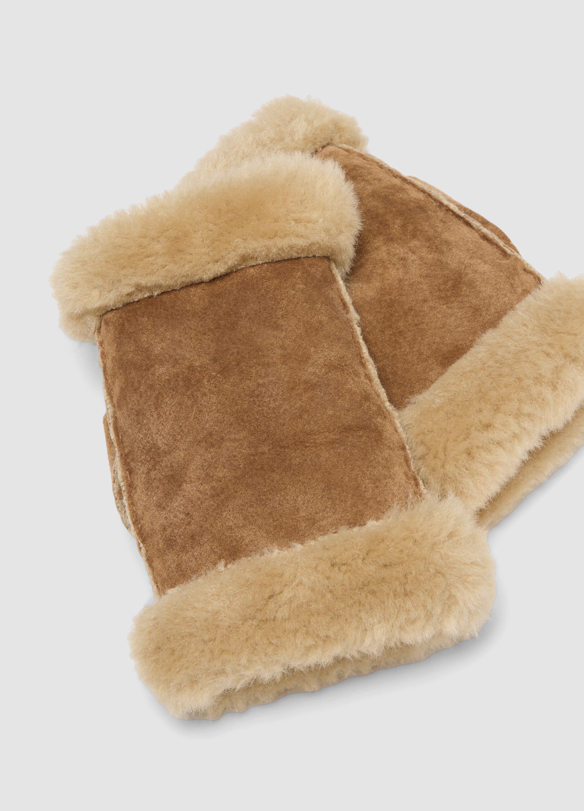Tan lined gloves with shearling-effect trim