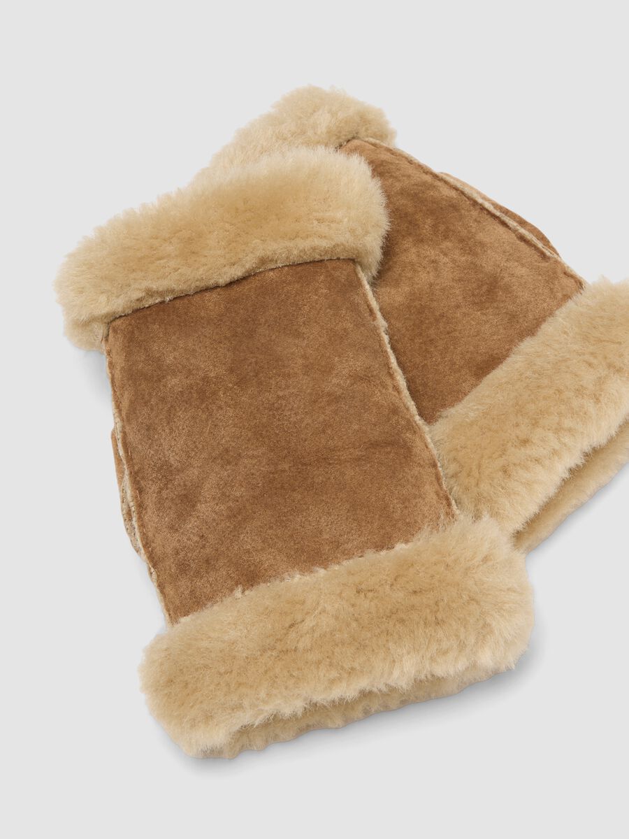 Tan lined gloves with shearling-effect trim_2