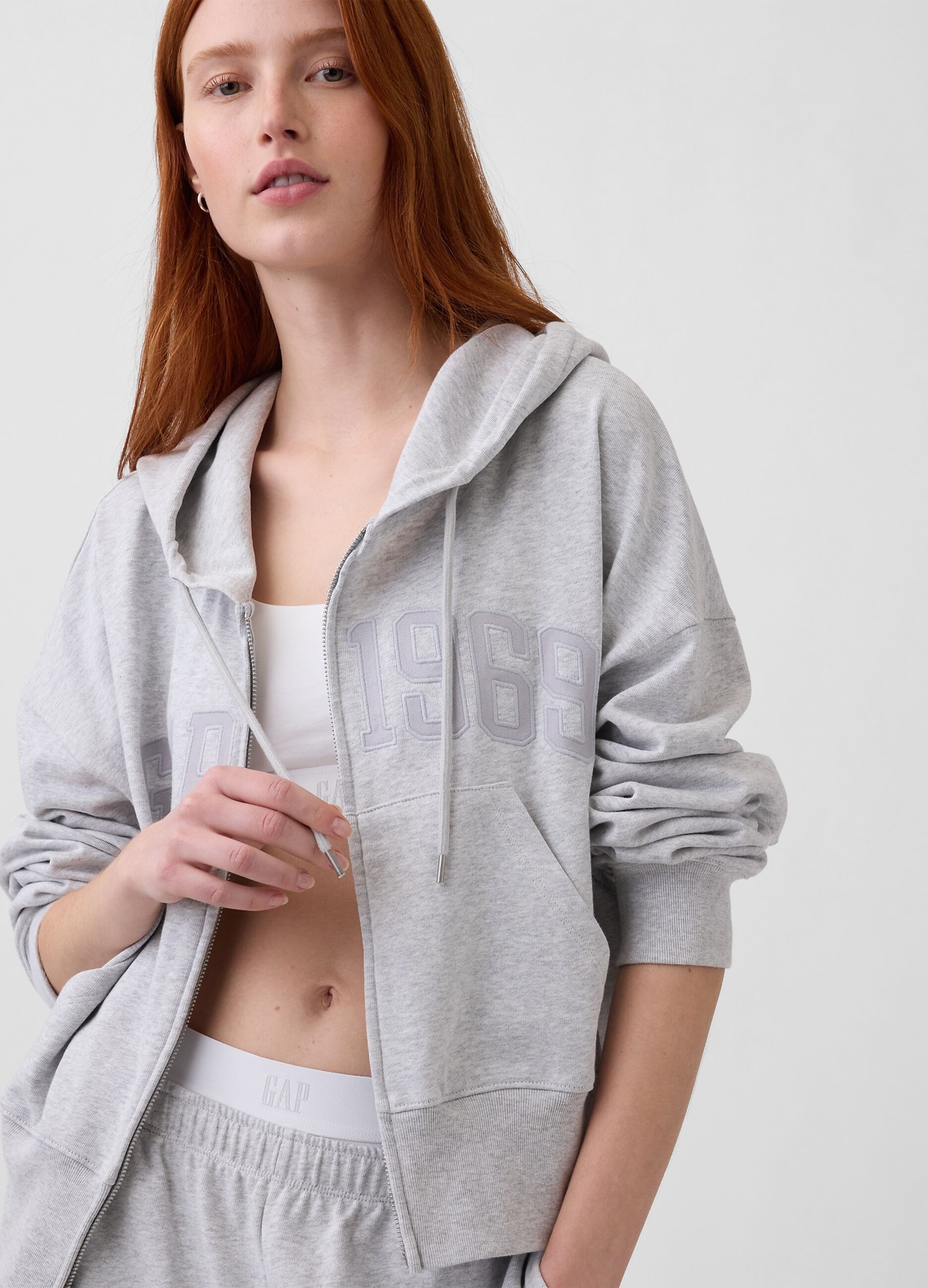 سويت شيرت قطني بقصة عادية مع شعار GAP وسحاب